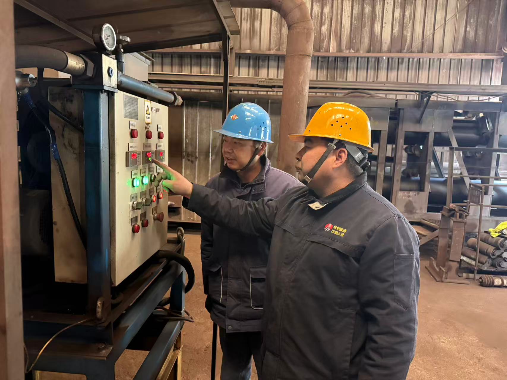 坚守供料一线 彰显党员本色