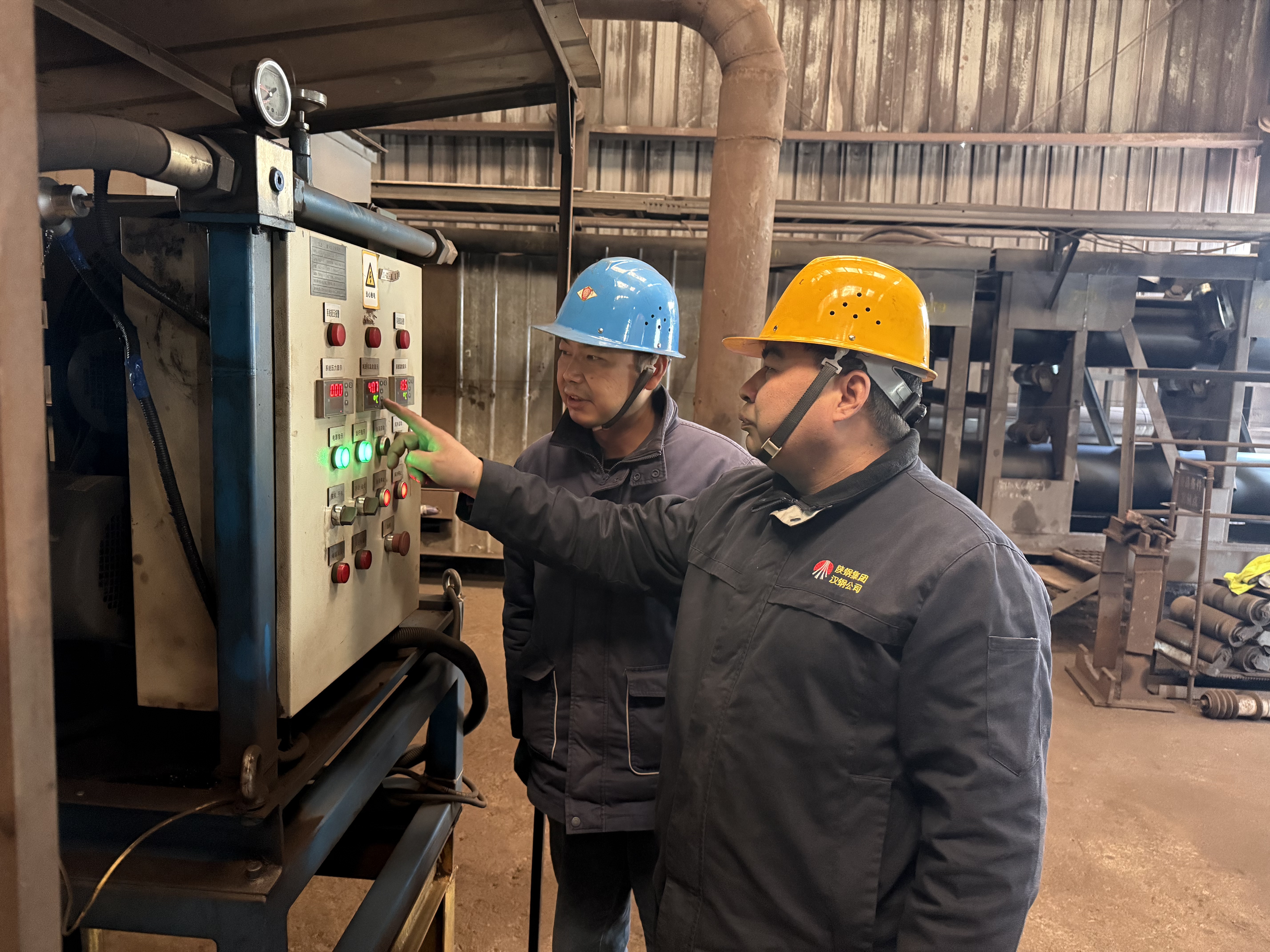 坚守供料一线 彰显党员本色