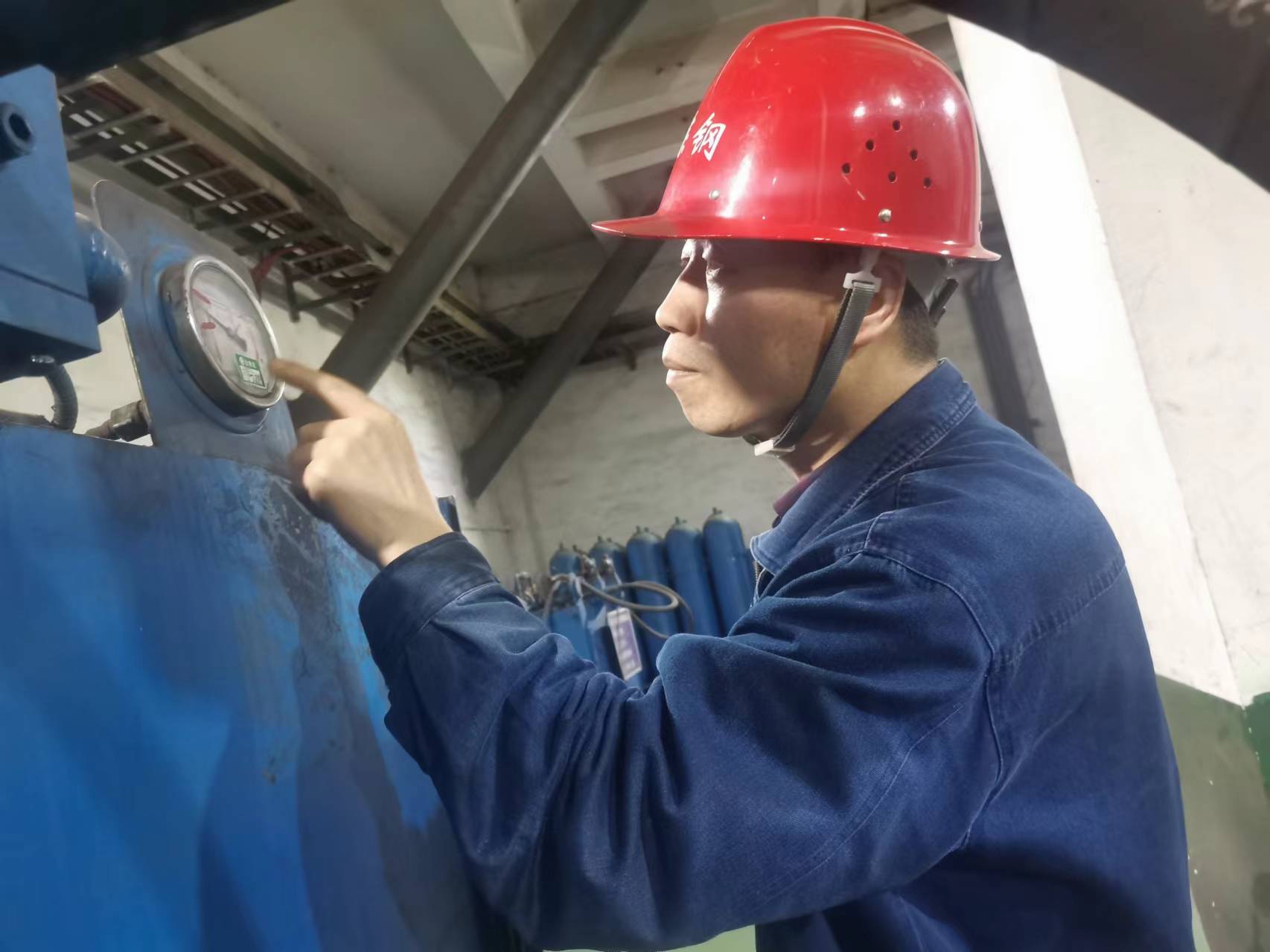 钢花淬炼“钉”精神  匠心铸就卓越路