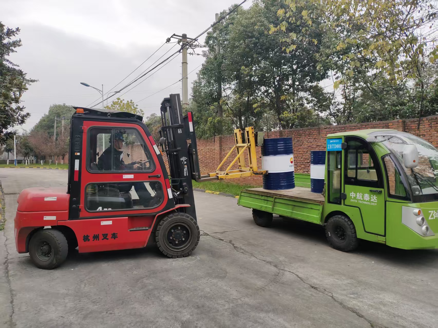 冬日钢城的仓储守护者