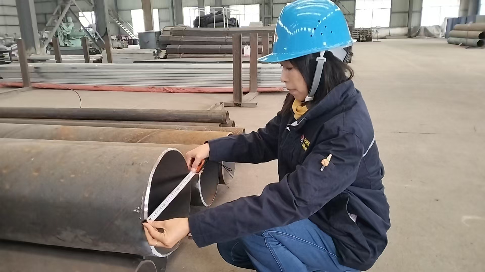 冬日钢城的仓储守护者