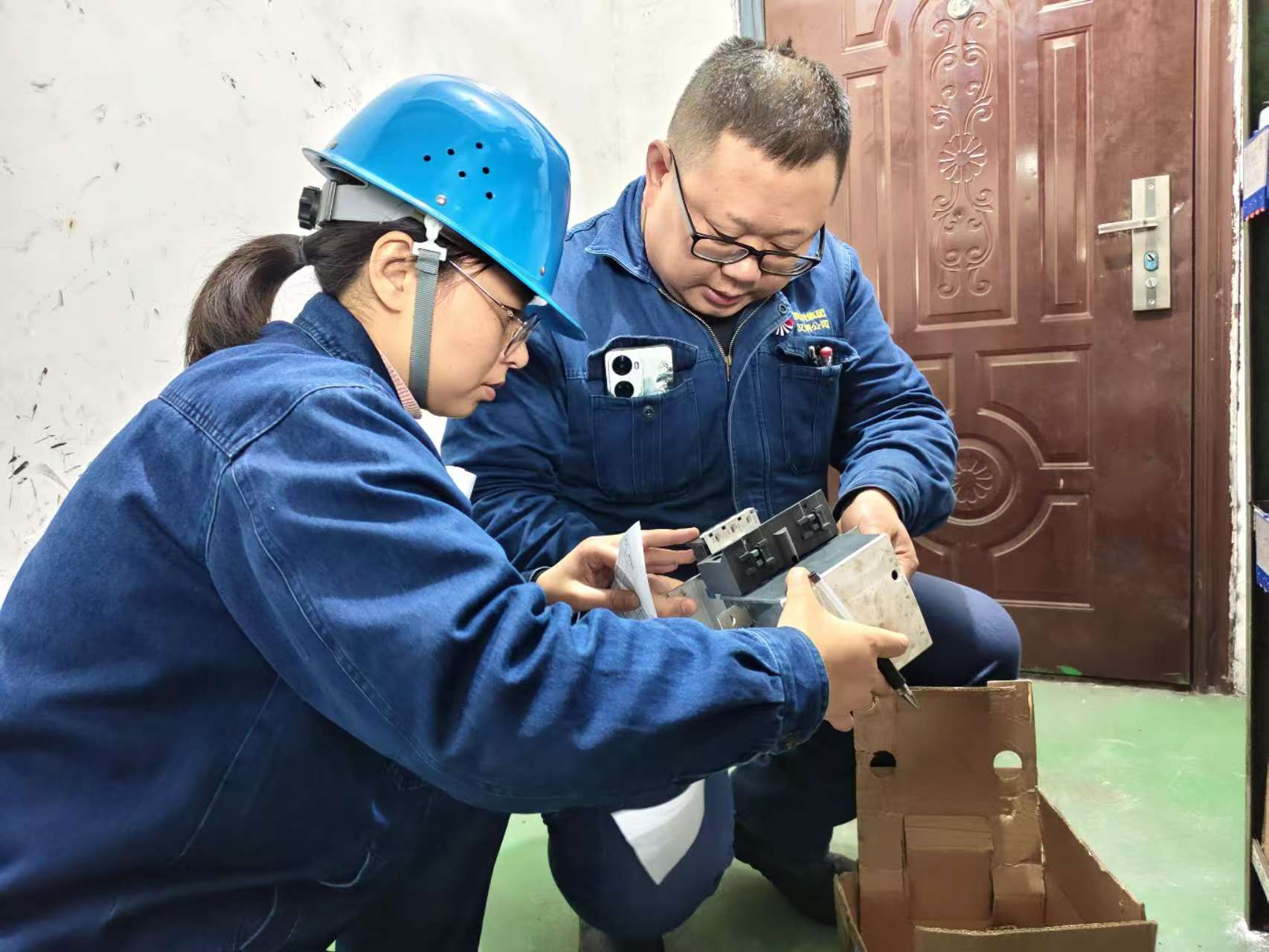 冬日钢城的仓储守护者