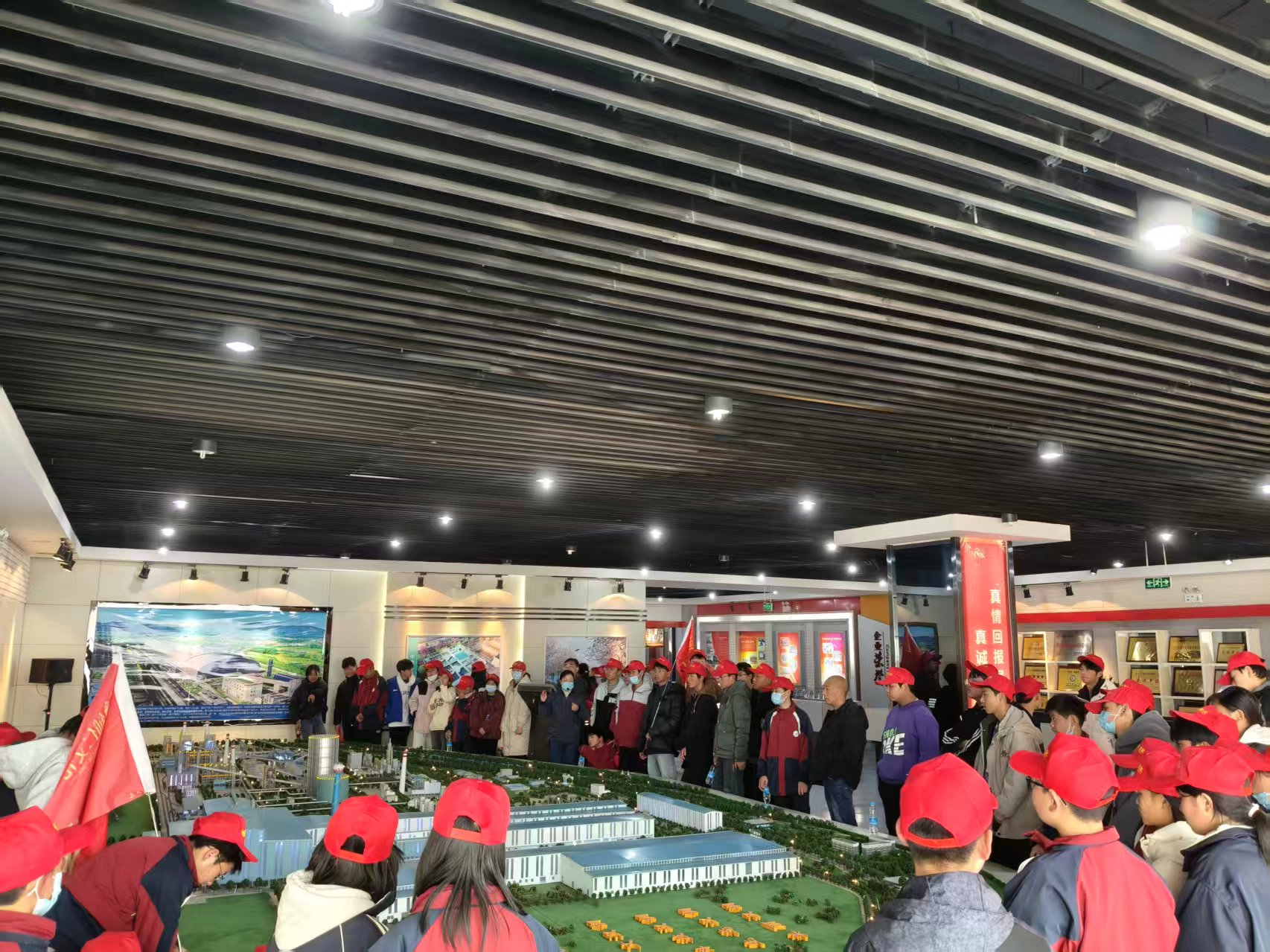 勉县第五中学百余名学生到公司参观研学