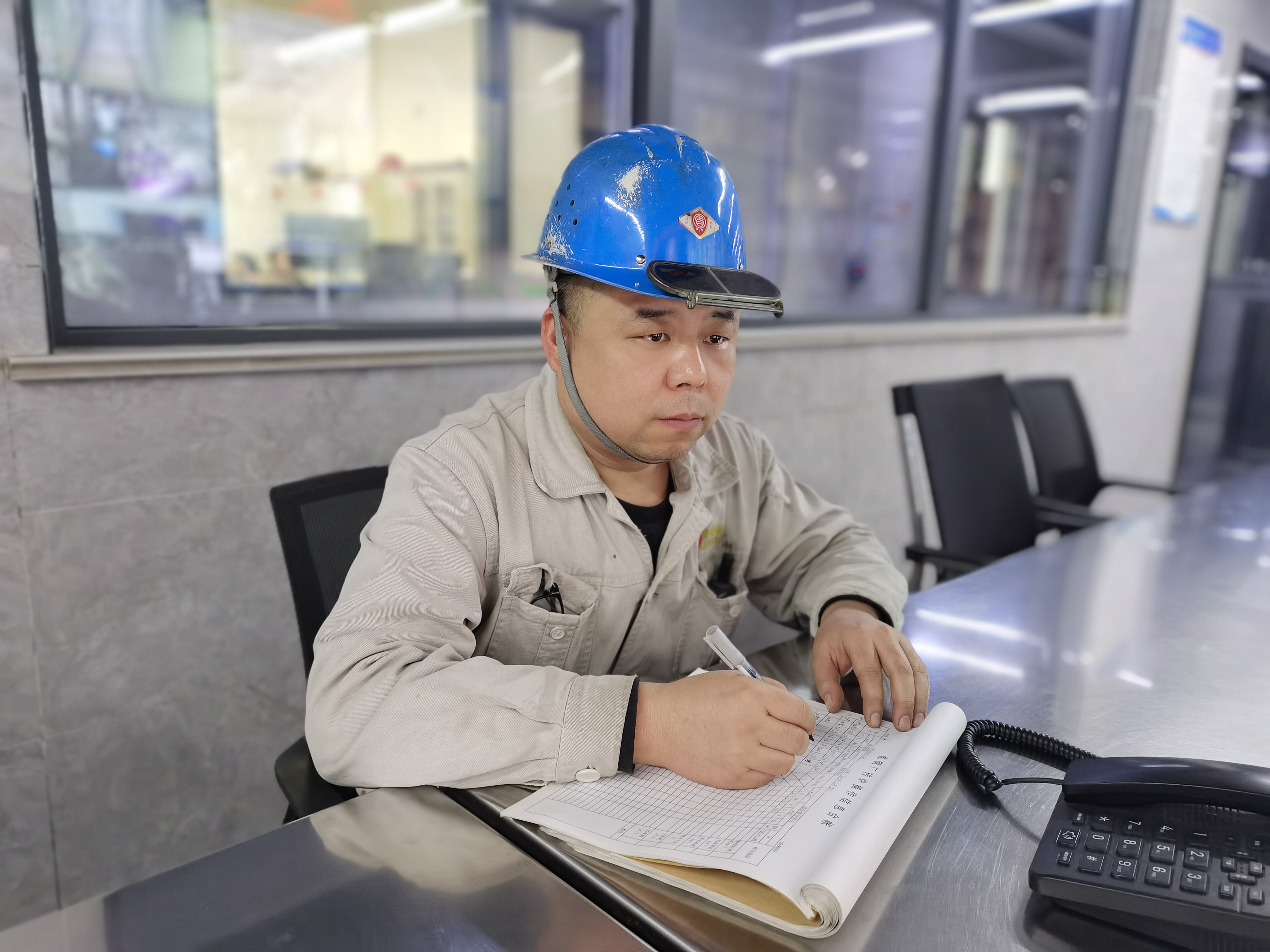 “亮仔”挑灯，照亮钢城匠心路