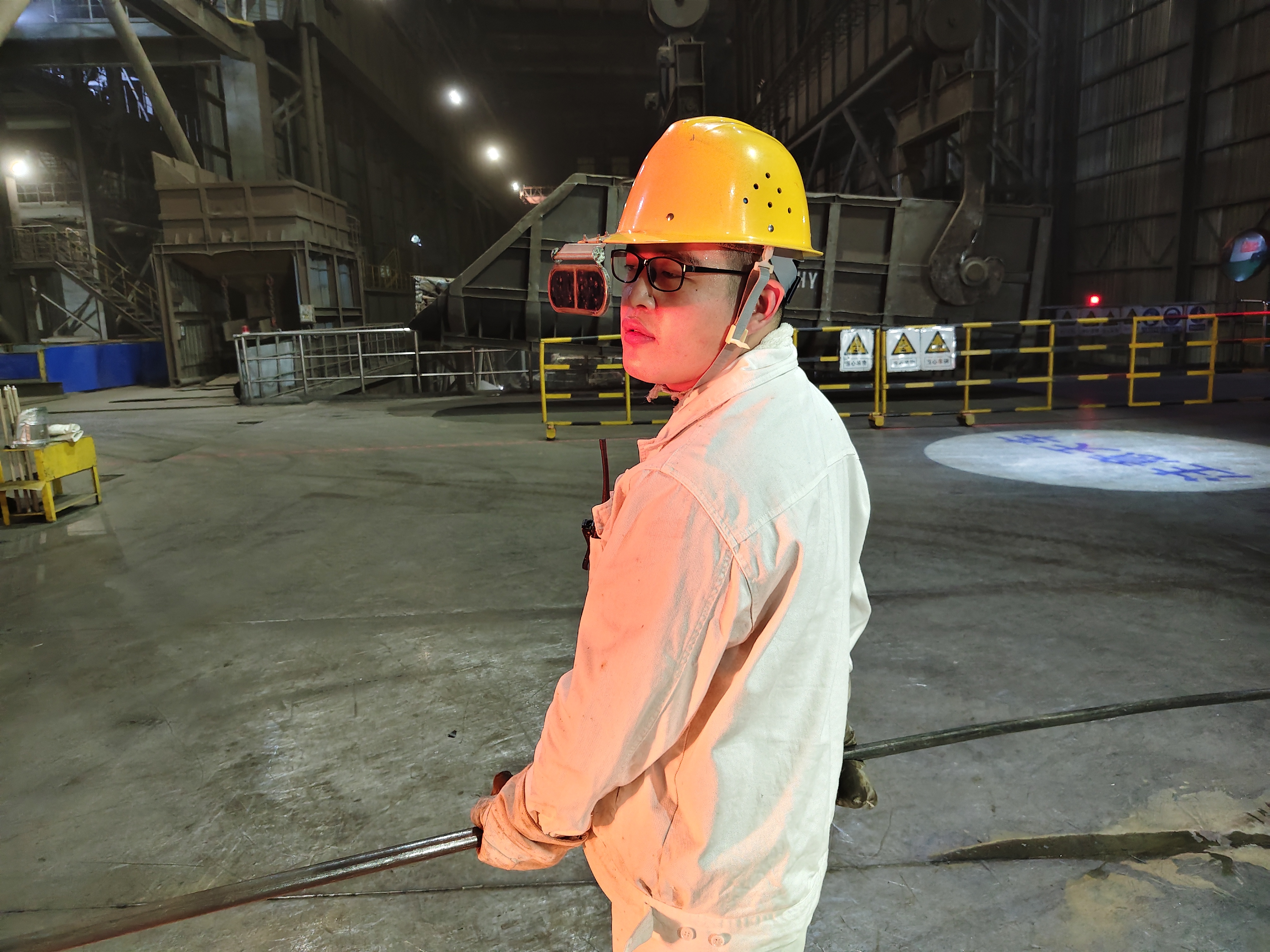 “亮仔”挑灯，照亮钢城匠心路