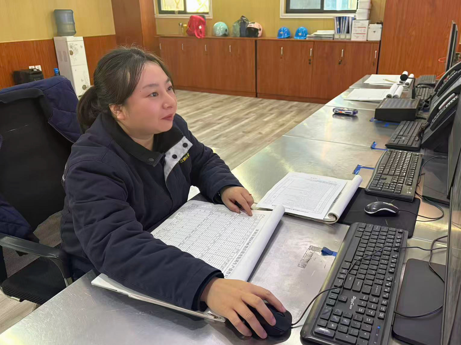 冬日钢城的“暖”色调