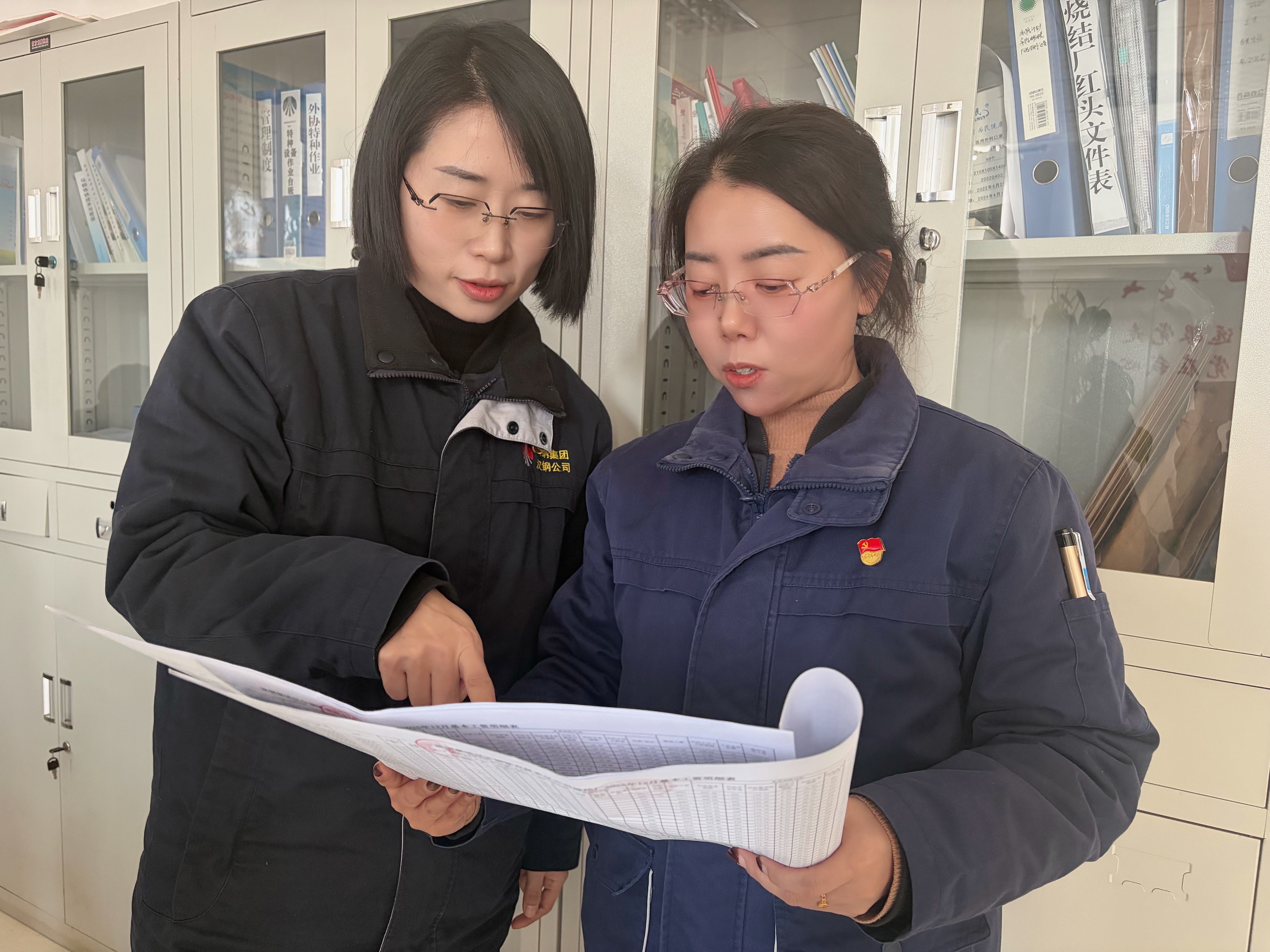 冬日钢城的“暖”色调