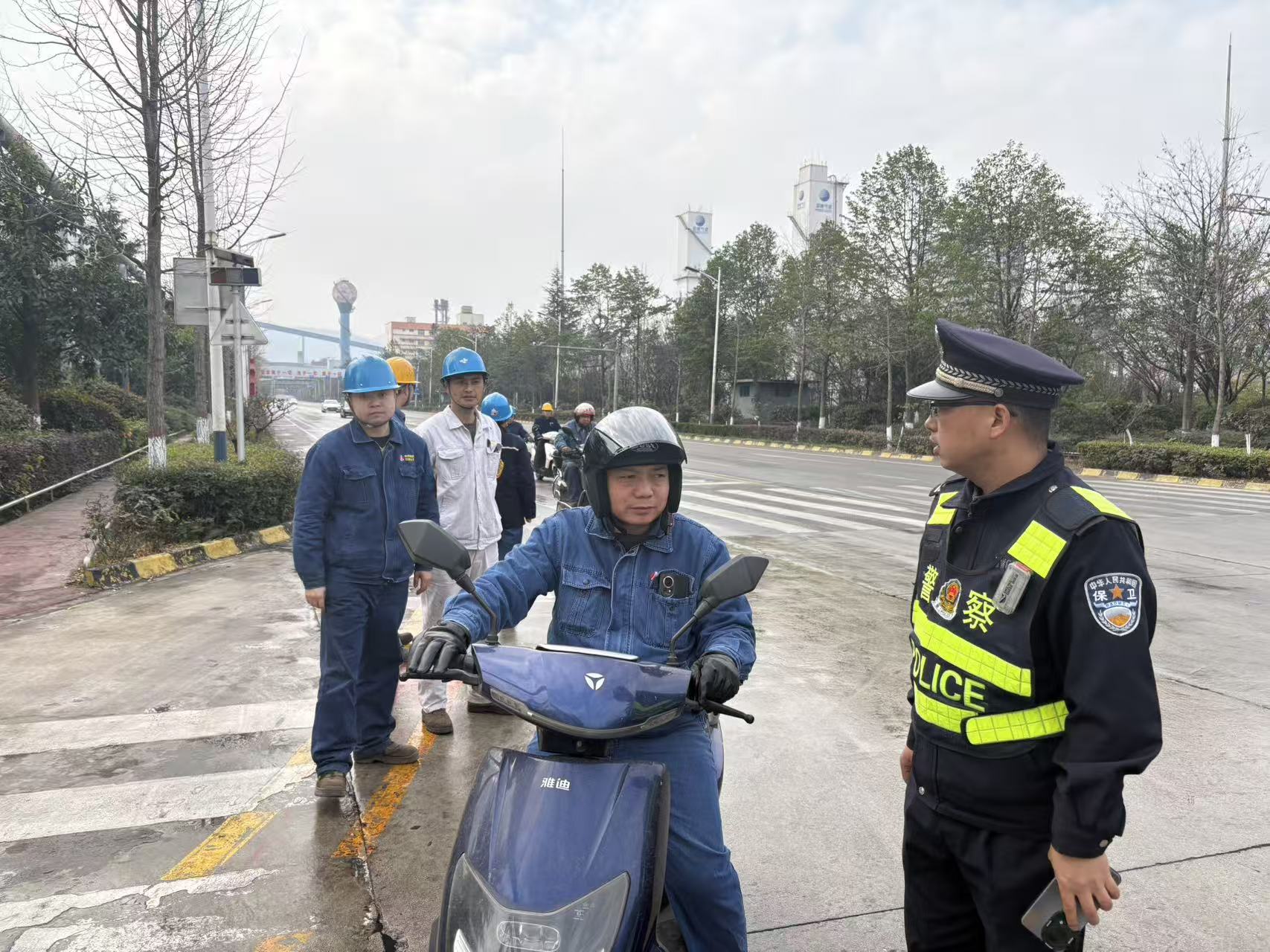 以青春力量护佑出行安全——汉钢公司开展厂区交通安全专项整治行动