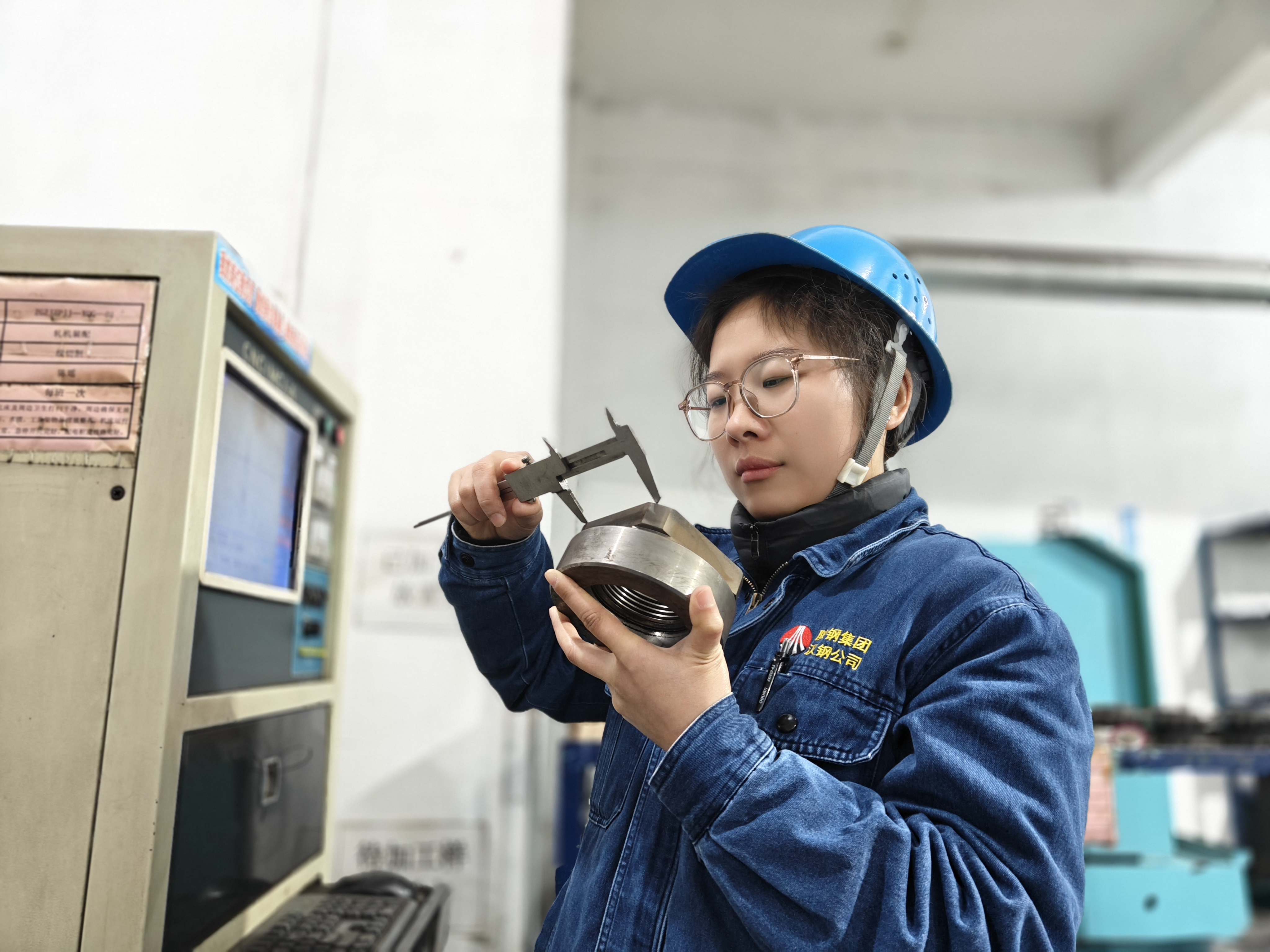 拓界 攻坚 坚守  钢铁世界里的“全能女将”金容丽