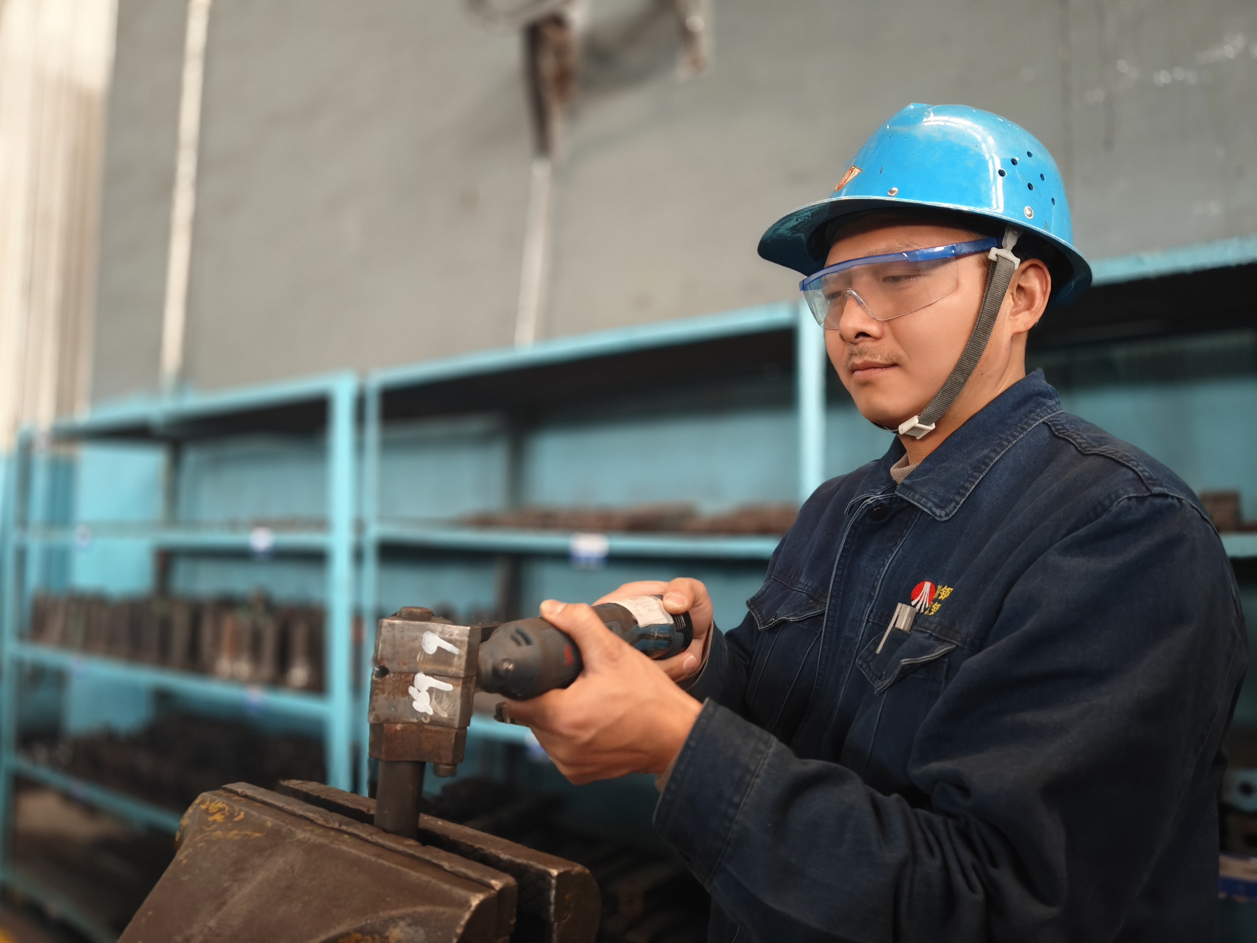 一把卡尺一本笔记  以匠心精准定位毫厘坐标