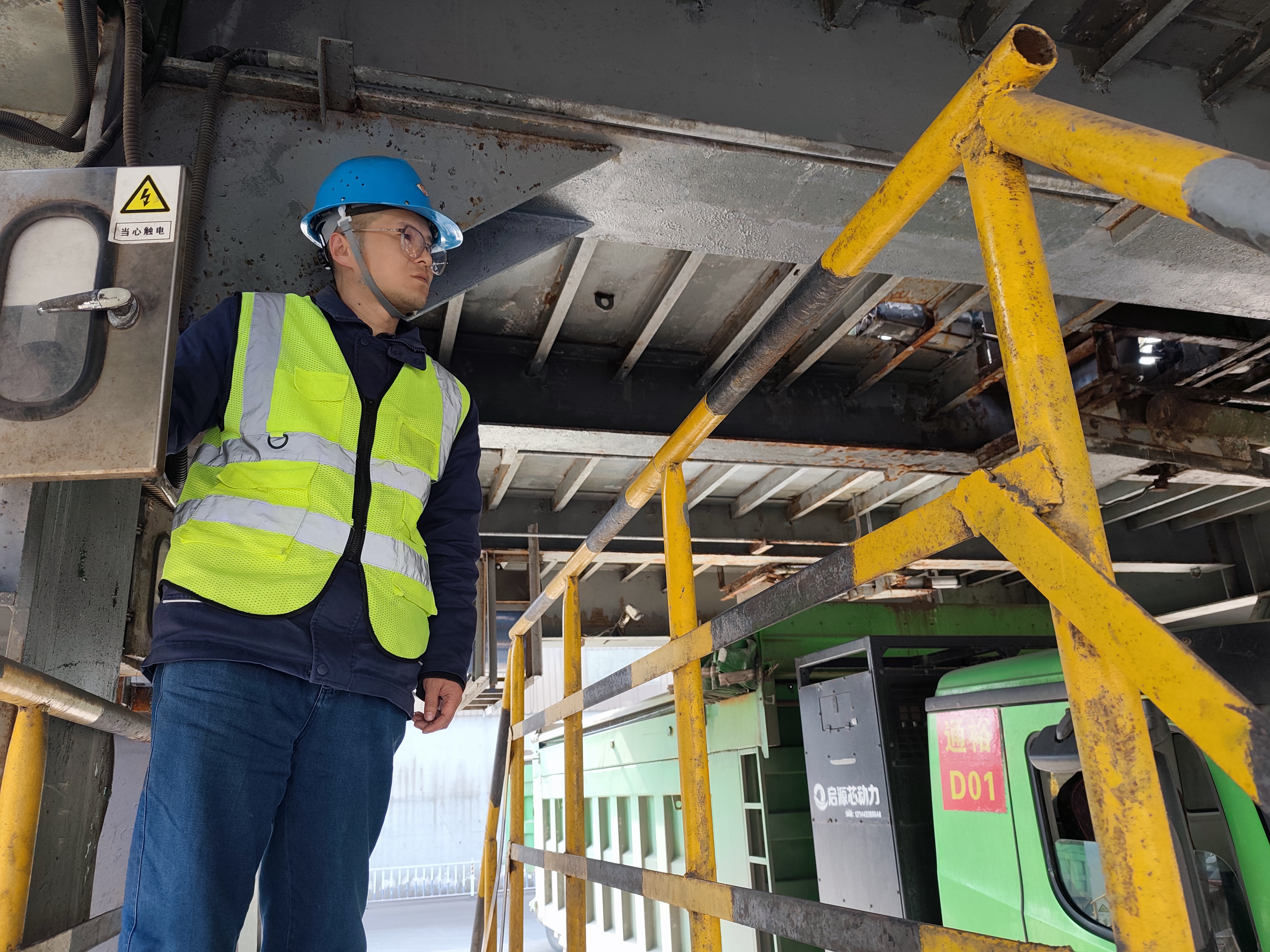 平凡亦有光，这才是春节最燃的 “在岗姿态”