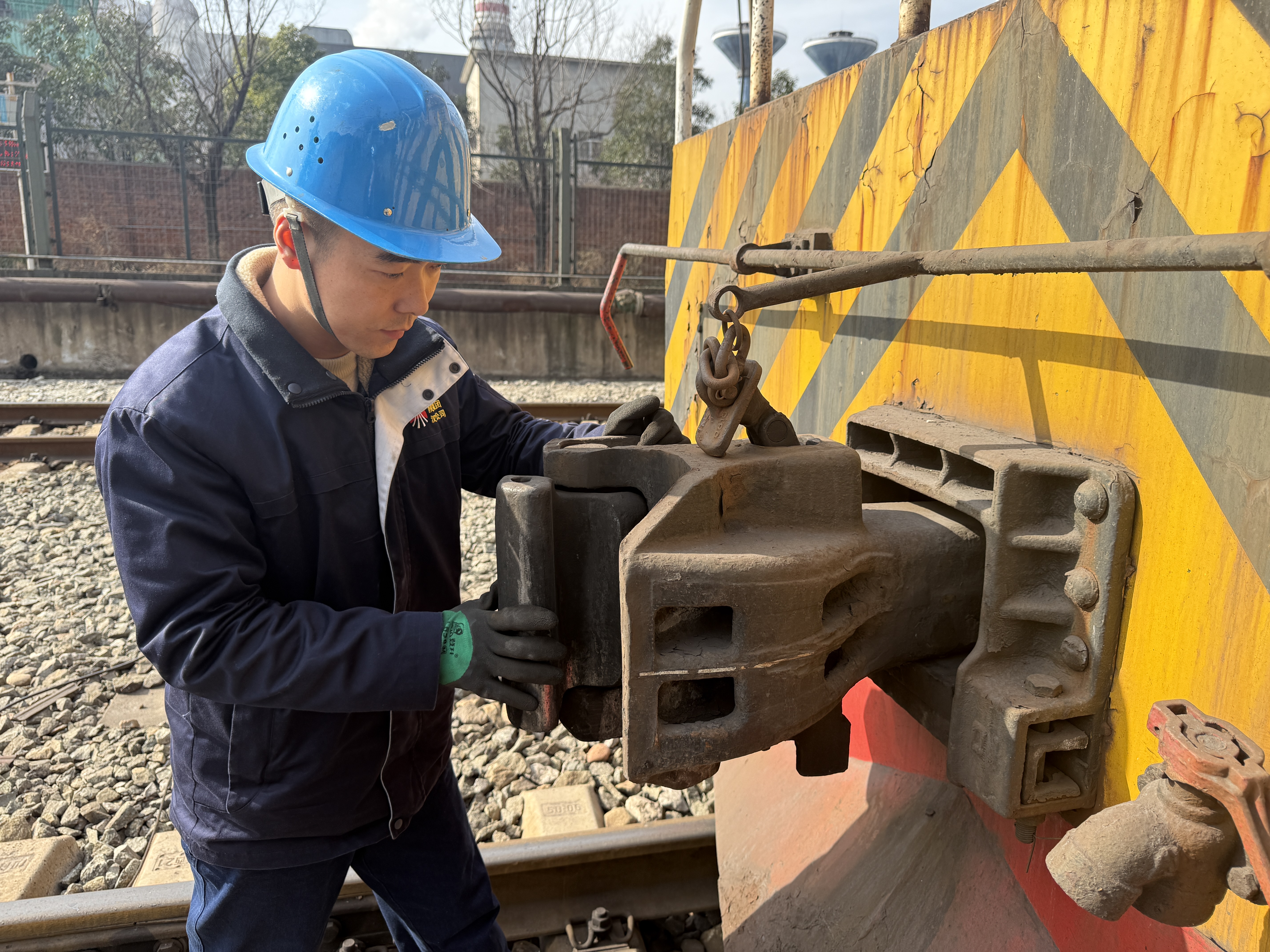 平凡亦有光，这才是春节最燃的 “在岗姿态”