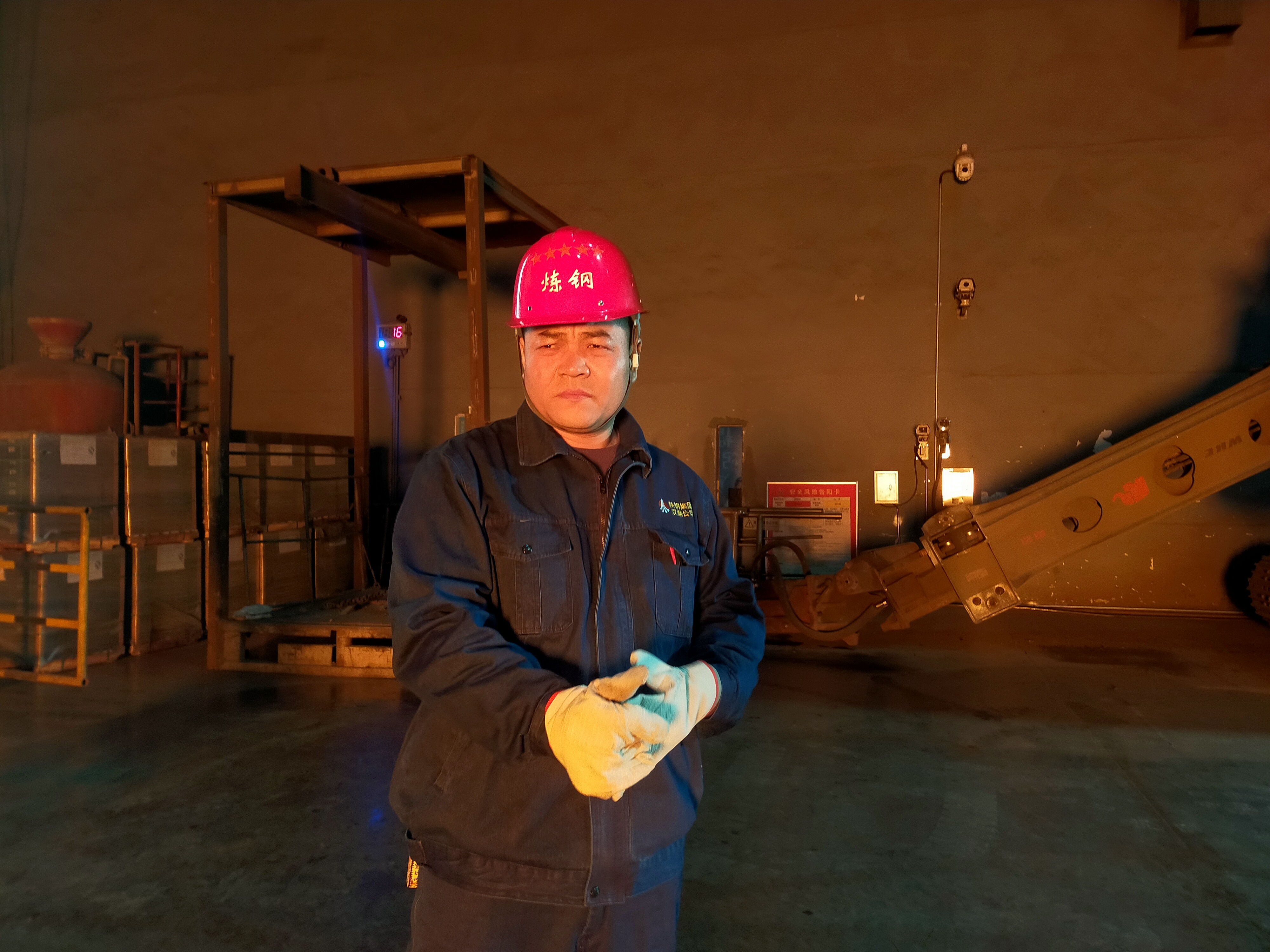 炉火炽焰中的新春坚守