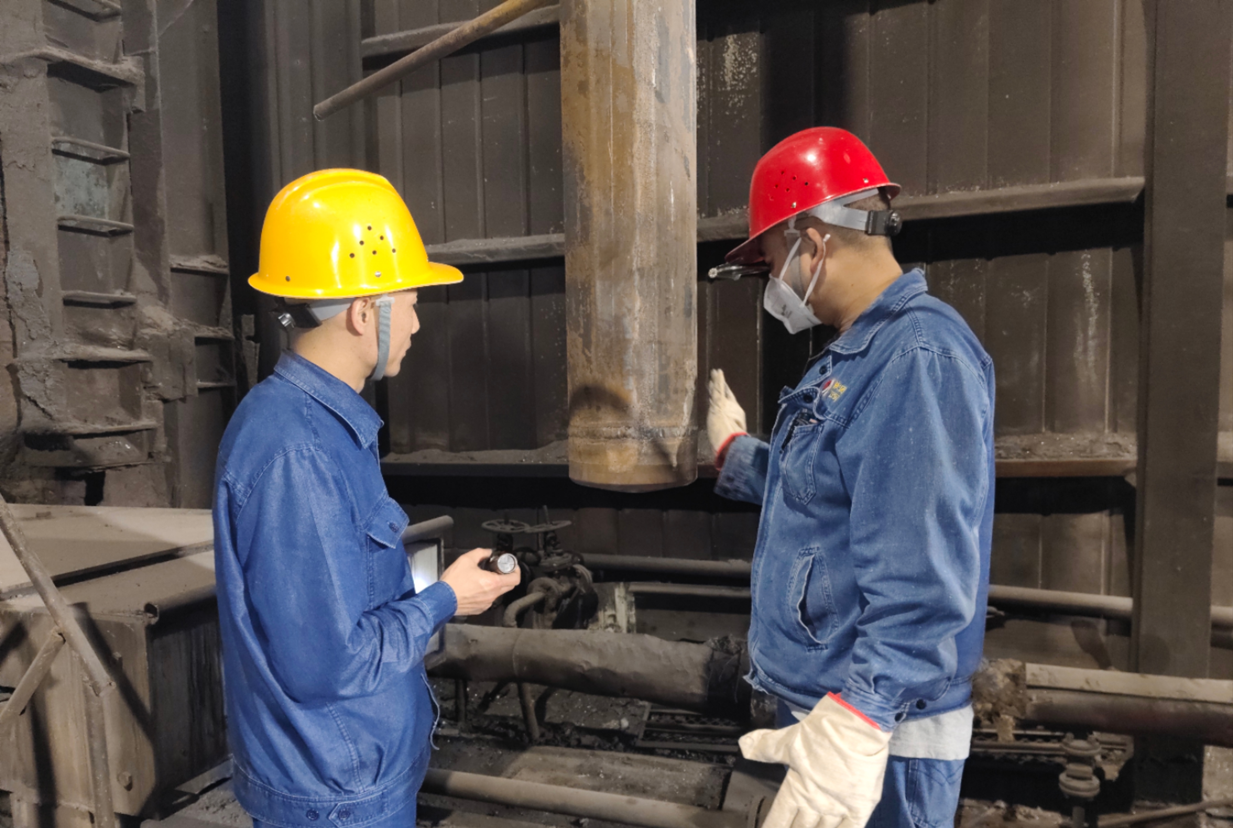 炉火炽焰中的新春坚守