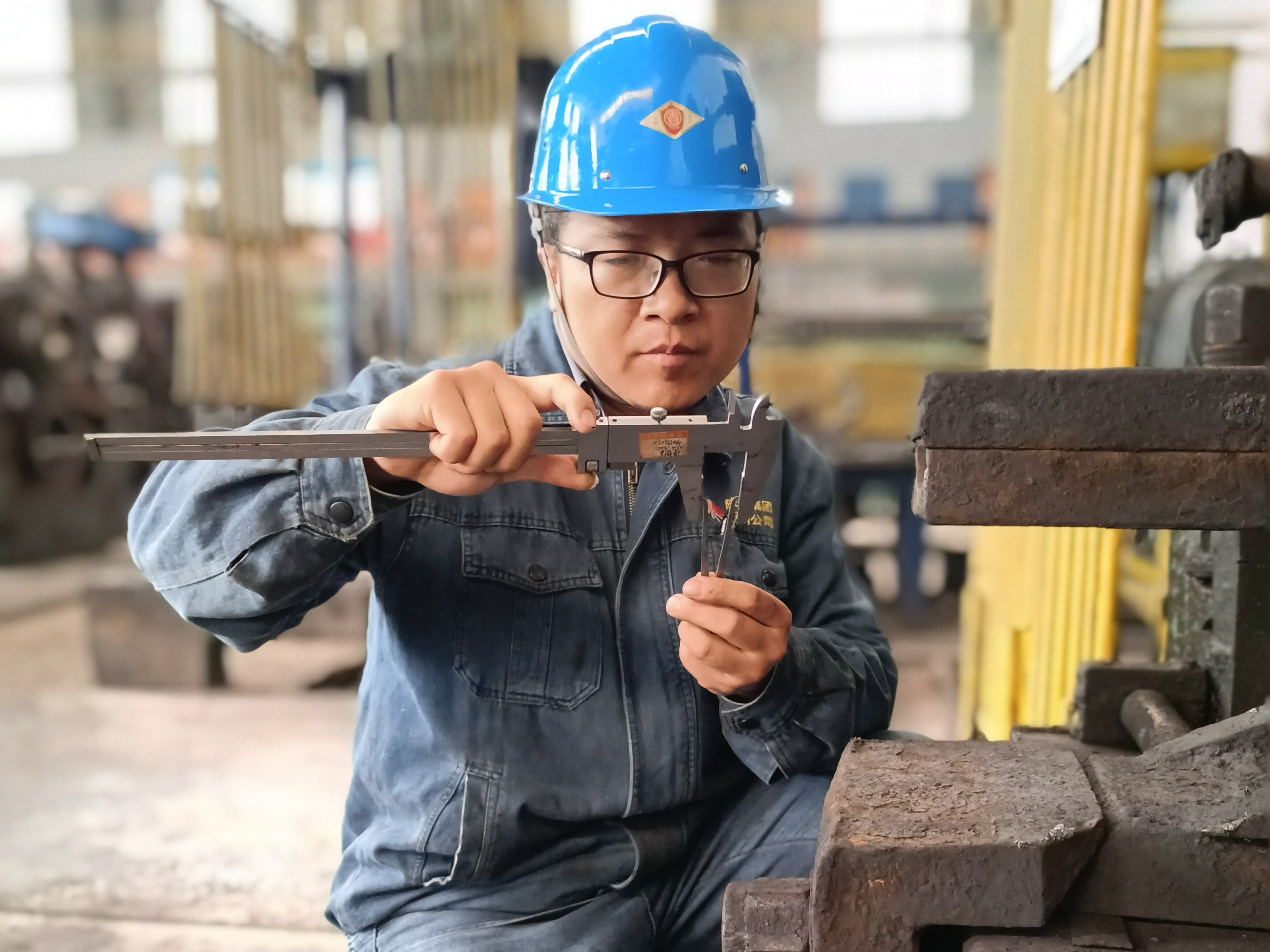 破解“卡脖子”难题 轧钢匠人有妙招 破解“卡脖子”难题 轧钢匠人有妙招