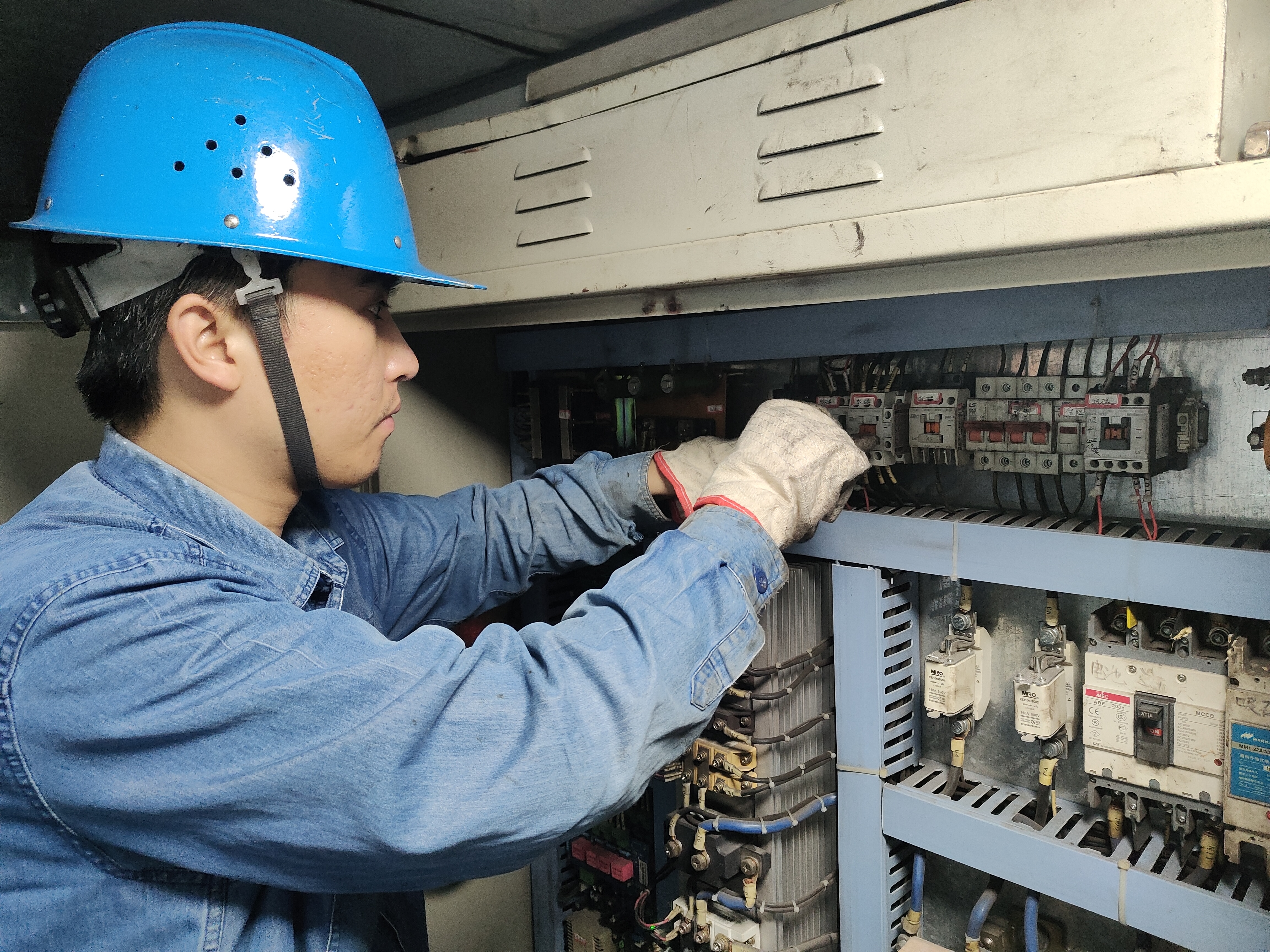 钢铁脊梁上的“毫米级守护”