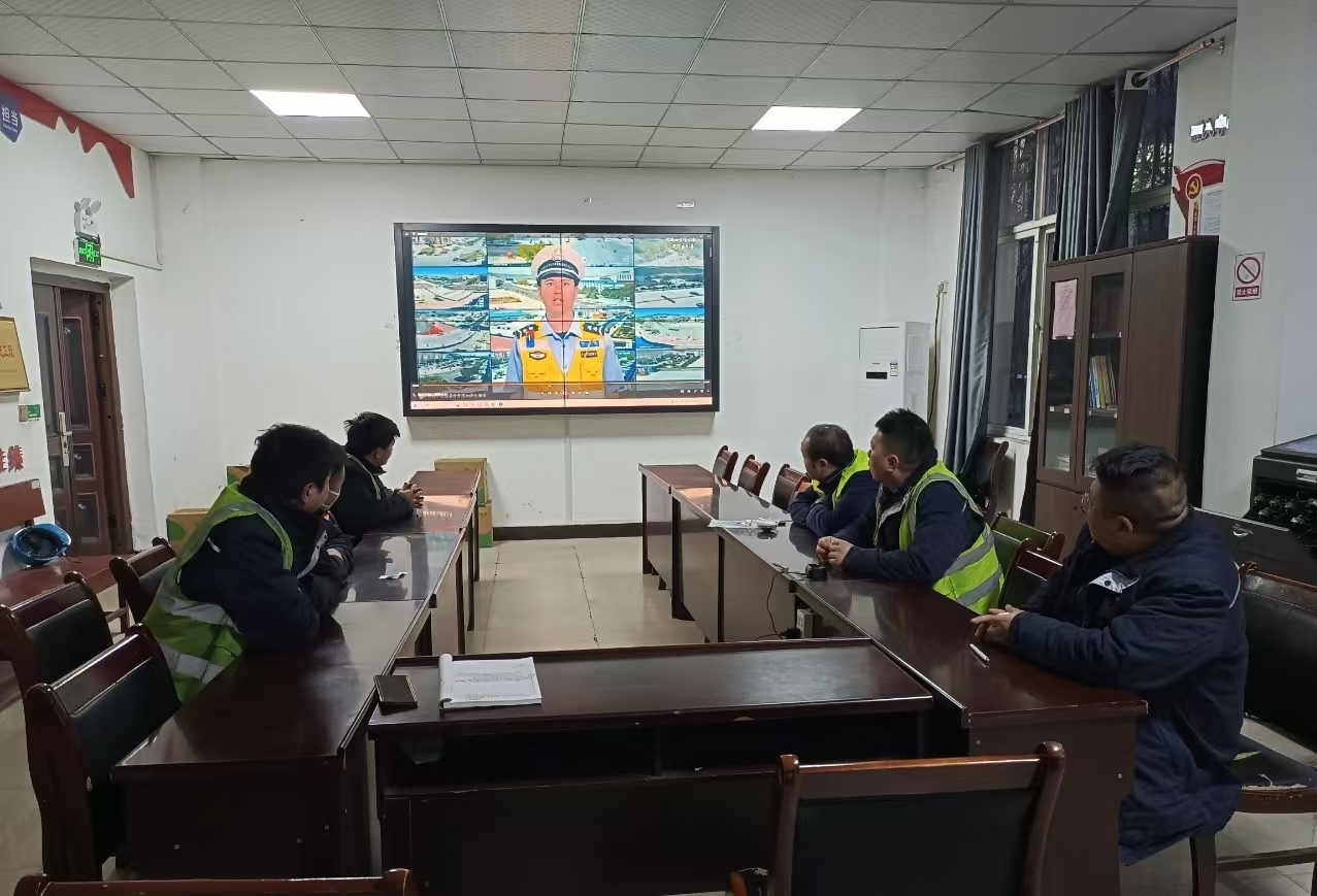 严守出行安全线 筑牢平安防护网