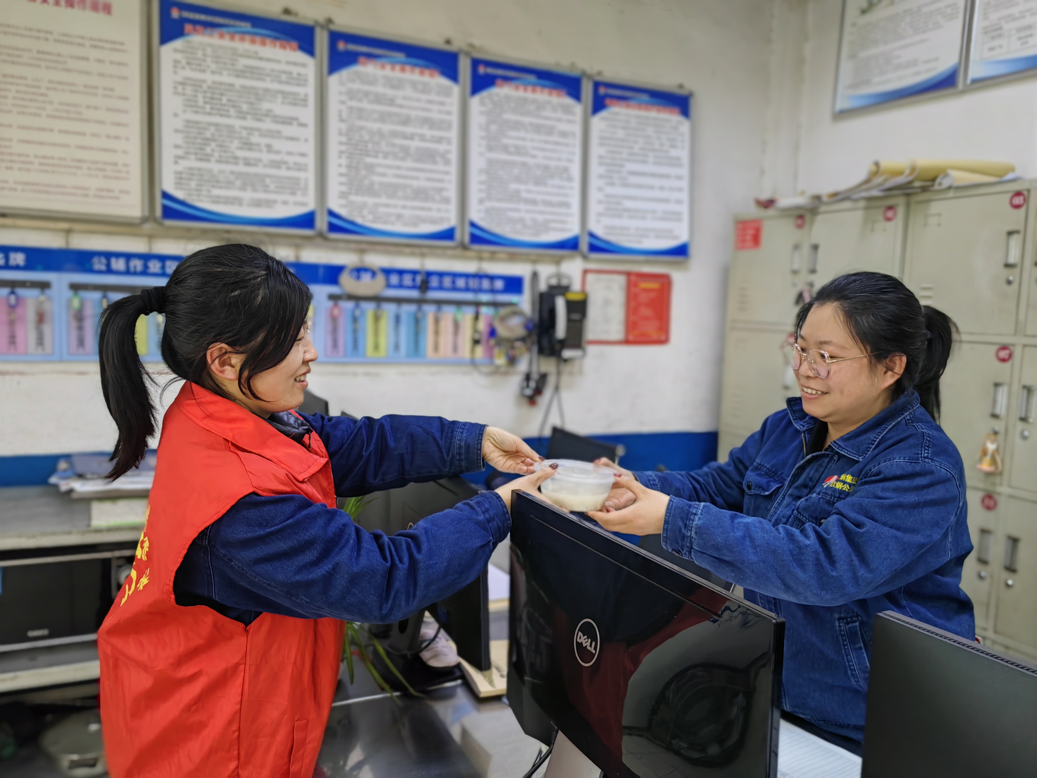 暖抵心坎，笑容“绘”出幸福画卷