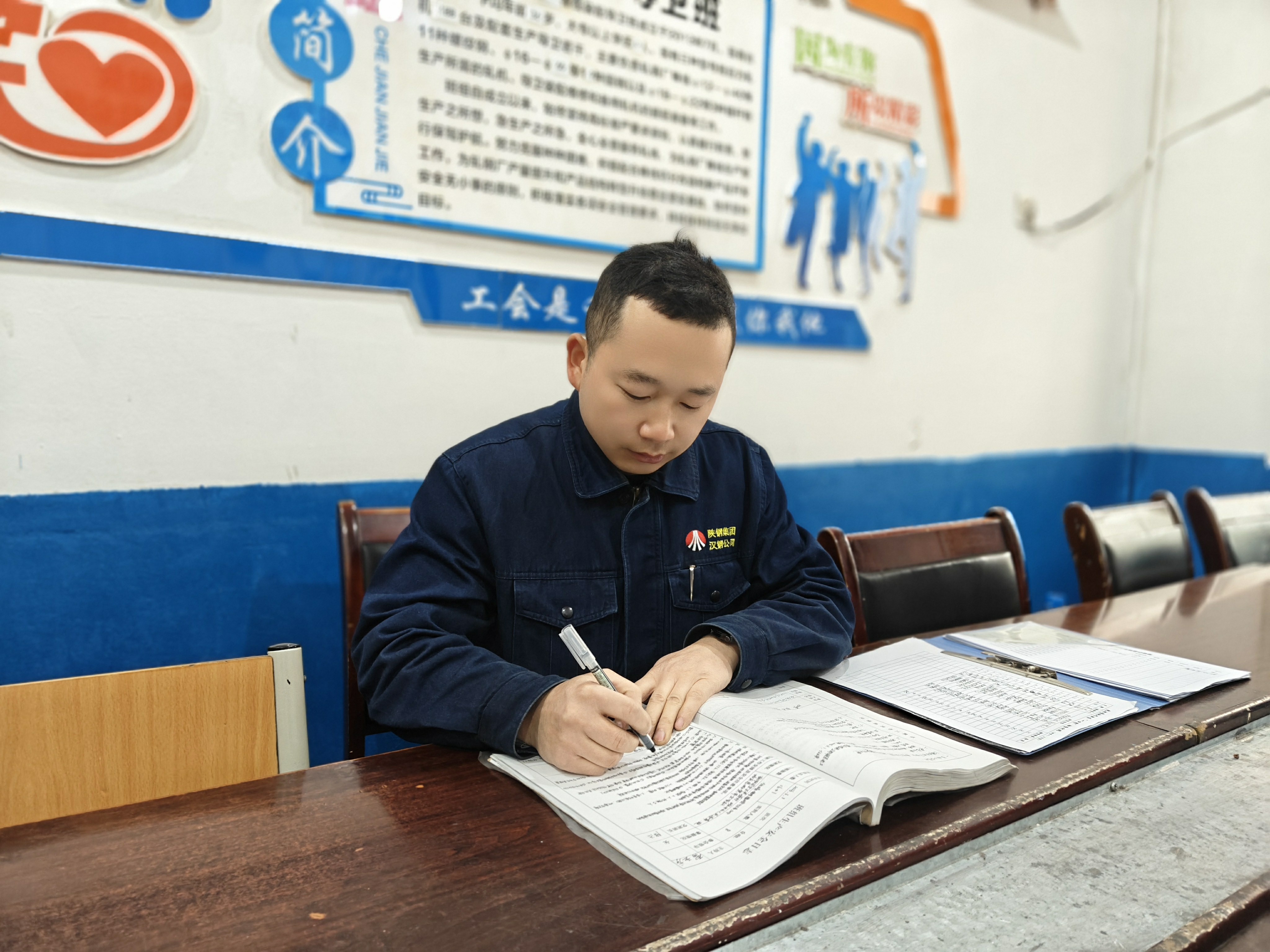 他平凡的一天  晨暮皆有责任和担当