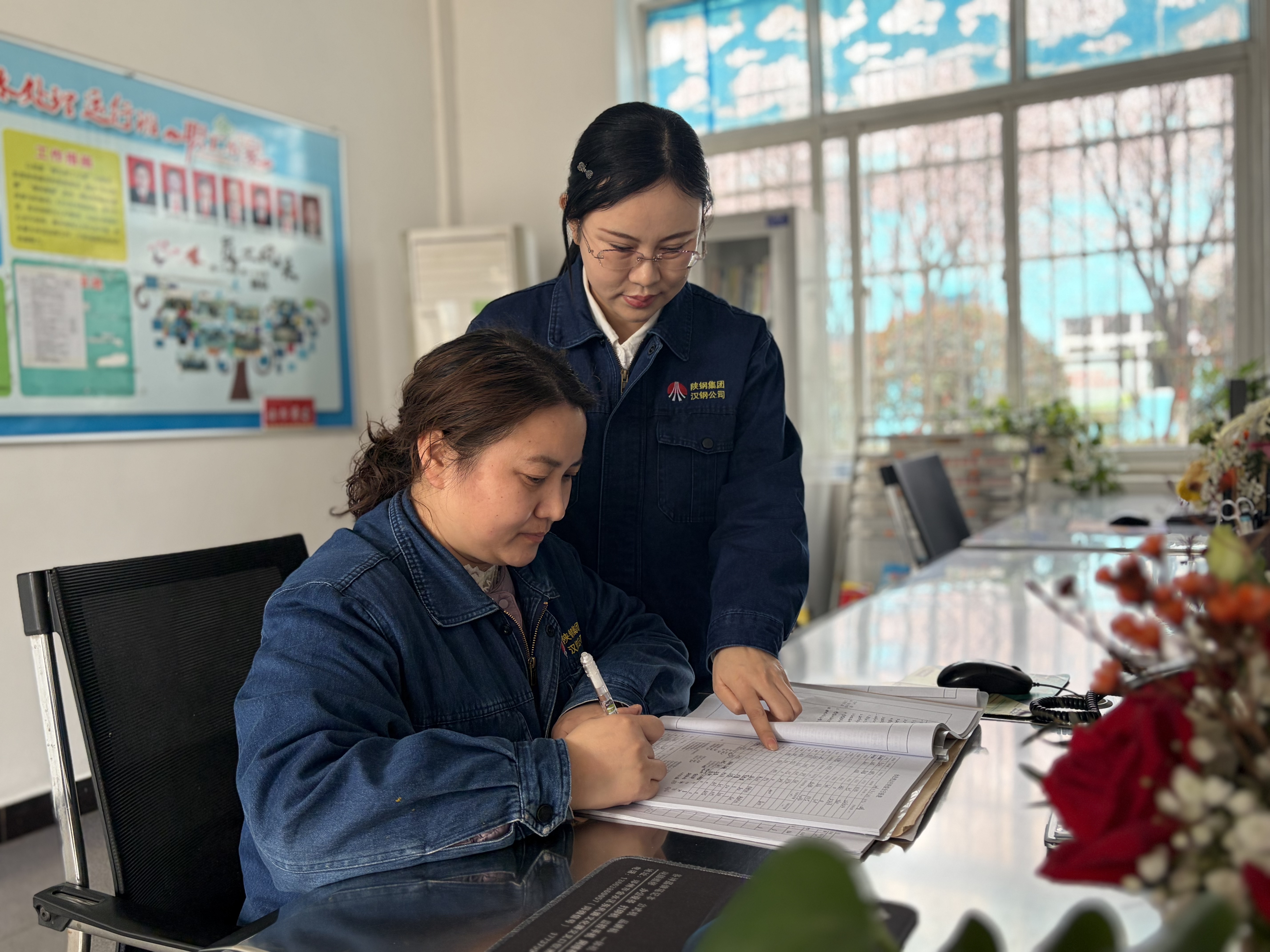 一抹靓丽身影 守护生产水清---记陕钢集团2024-2025年度巾帼能手牛晓丽