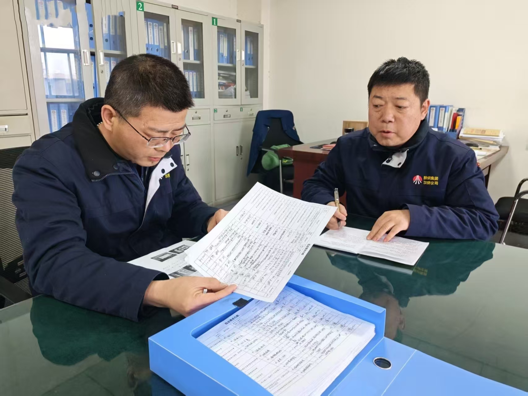 烧结线上的“硬核”守护者与“智效”创变人 ——记陕煤集团2025年度“安全生产先进工作者”成继勋