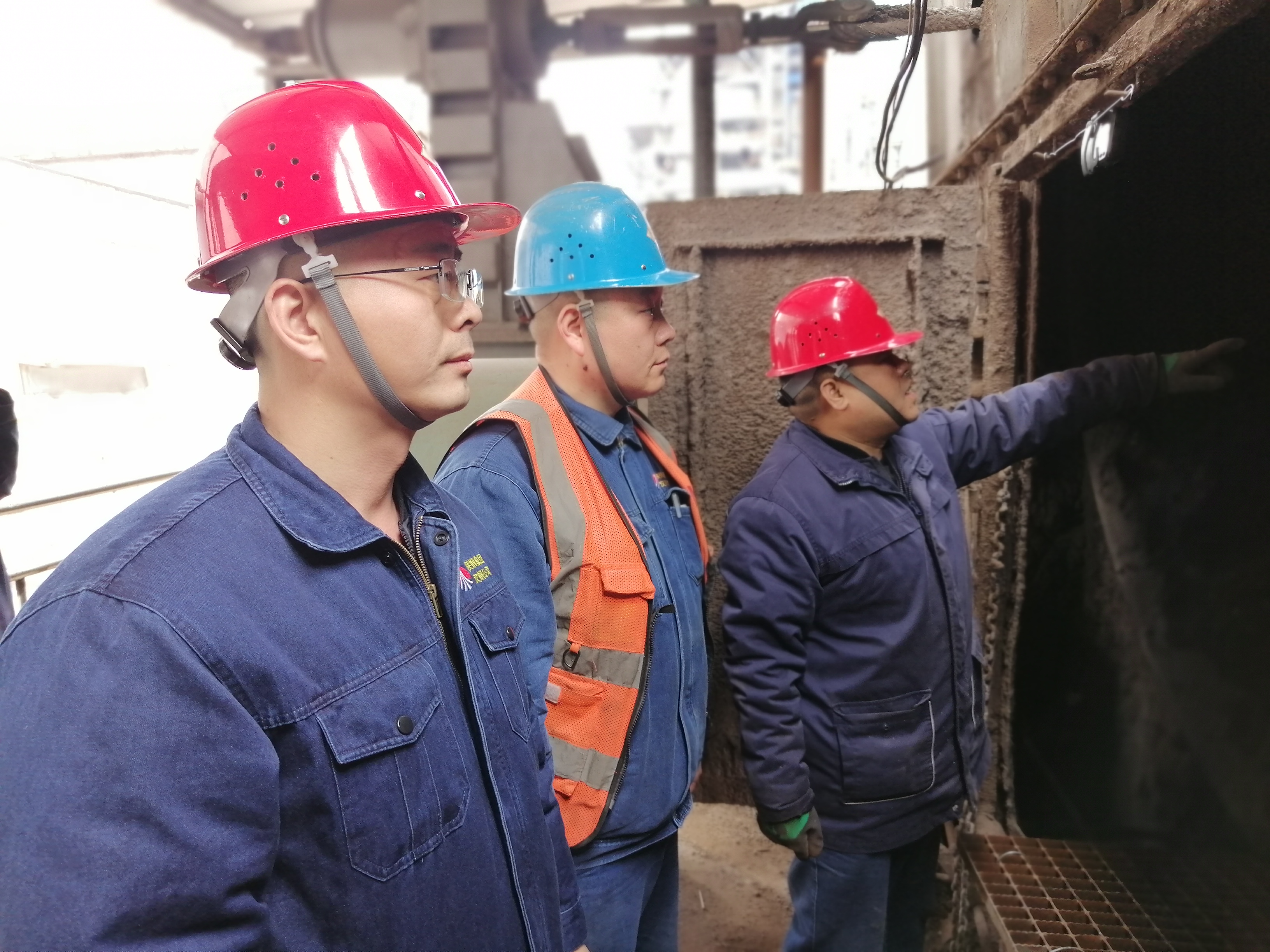 烧结线上的“硬核”守护者与“智效”创变人 ——记陕煤集团2025年度“安全生产先进工作者”成继勋 烧结线上的“硬核”守护者与“智效”创变人 ——记陕煤集团2025年度“安全生产先进工作者”成继勋