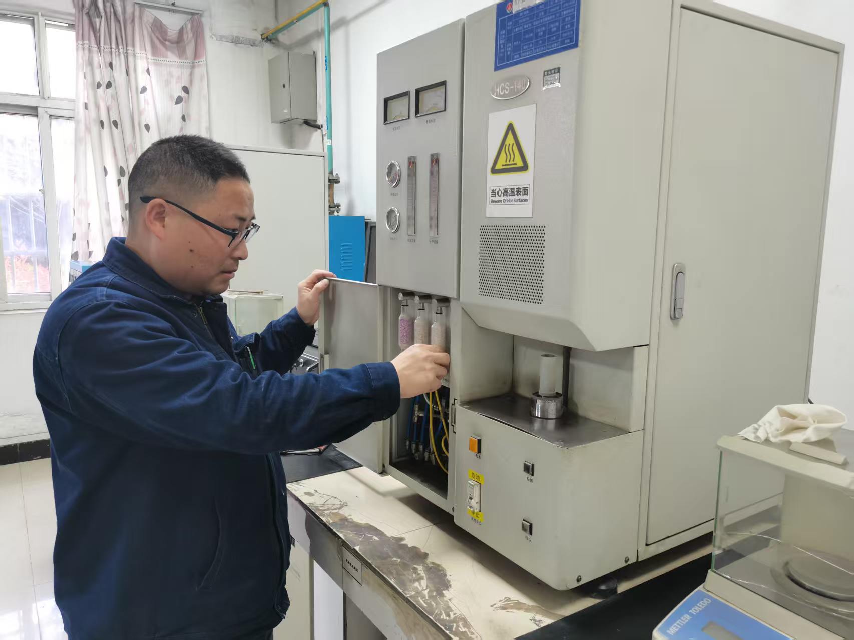 化验室的“硬核”技术员