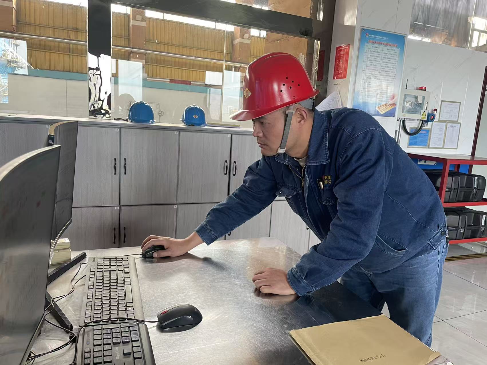 烧结机旁闪亮的“党员名片” ——记陕钢集团2025年度“先进工作者”肖猛