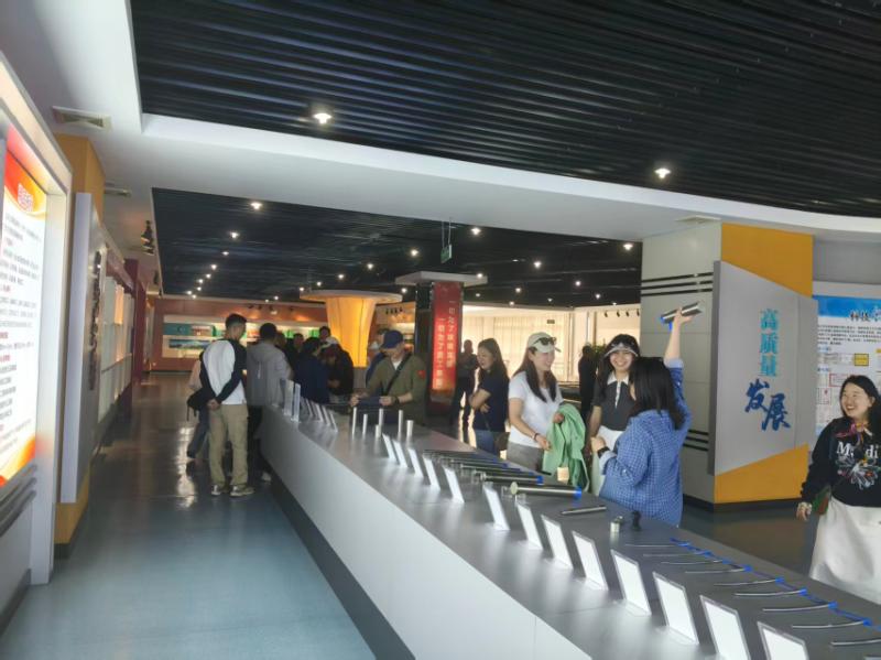 西安曲江第十小学组织教师参观公司工业旅游景区
