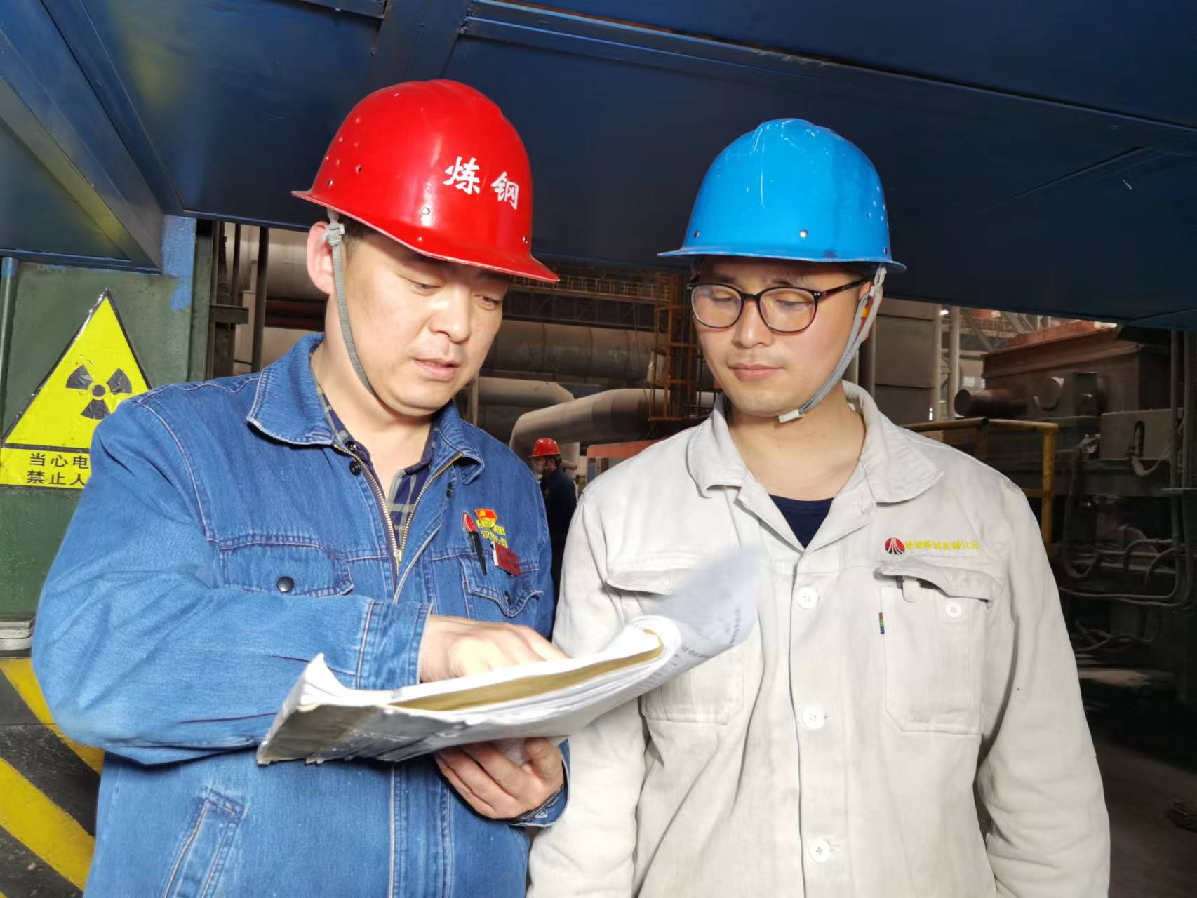 二十余载坚守,他用实干铸就匠心 ——记陕煤集团2024-2025年度劳动模范乔文博 二十余载坚守,他用实干铸就匠心 ——记陕煤集团2024-2025年度劳动模范乔文博