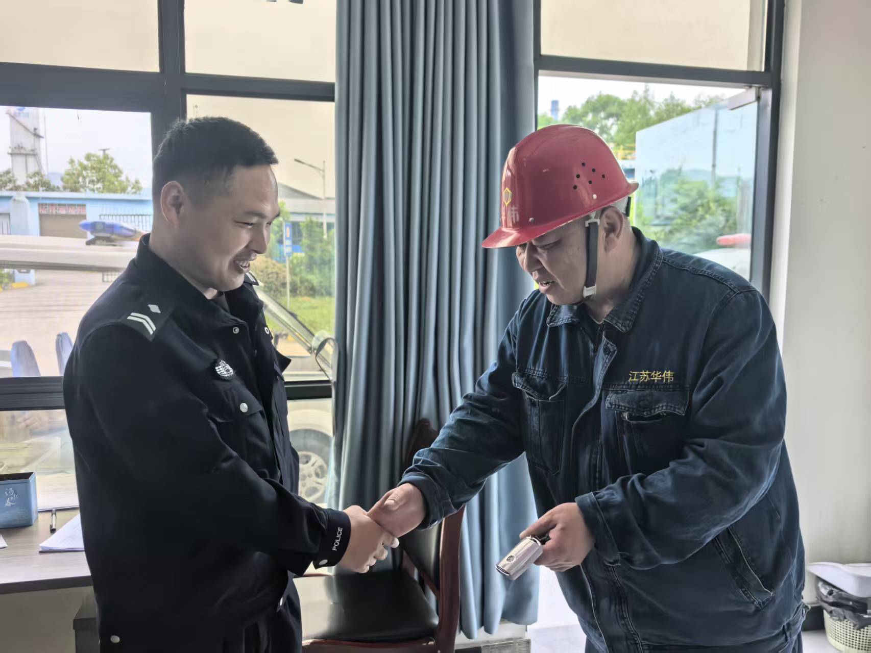 锦旗致谢暖人心!汉钢公司内保人员高效寻物获群众点赞 锦旗致谢暖人心!汉钢公司内保人员高效寻物获群众点赞