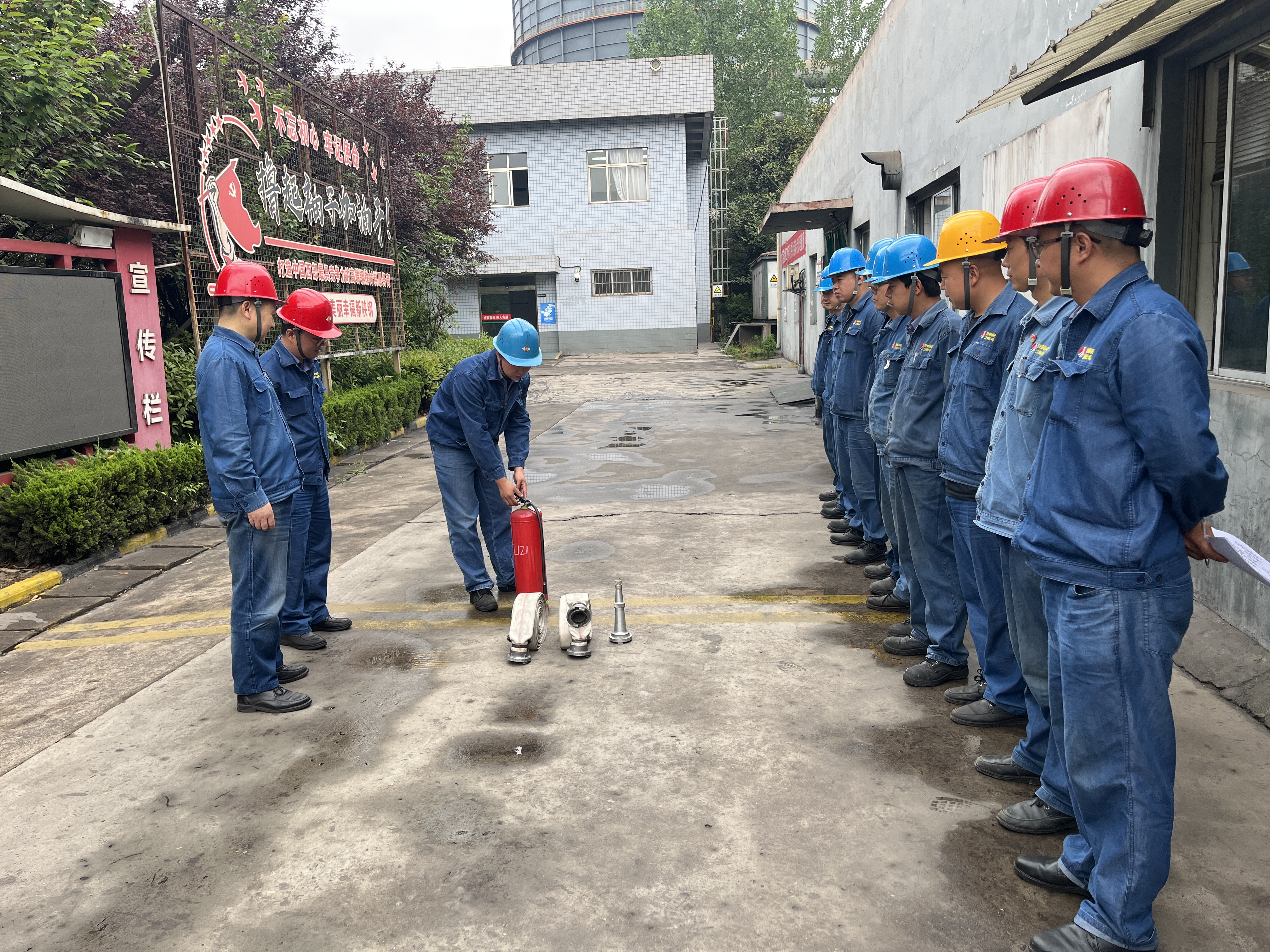 守好“责任田” 筑牢“防火墙”—生产管控中心“安全生产月”亮出硬招实招 守好“责任田” 筑牢“防火墙”—生产管控中心“安全生产月”亮出硬招实招