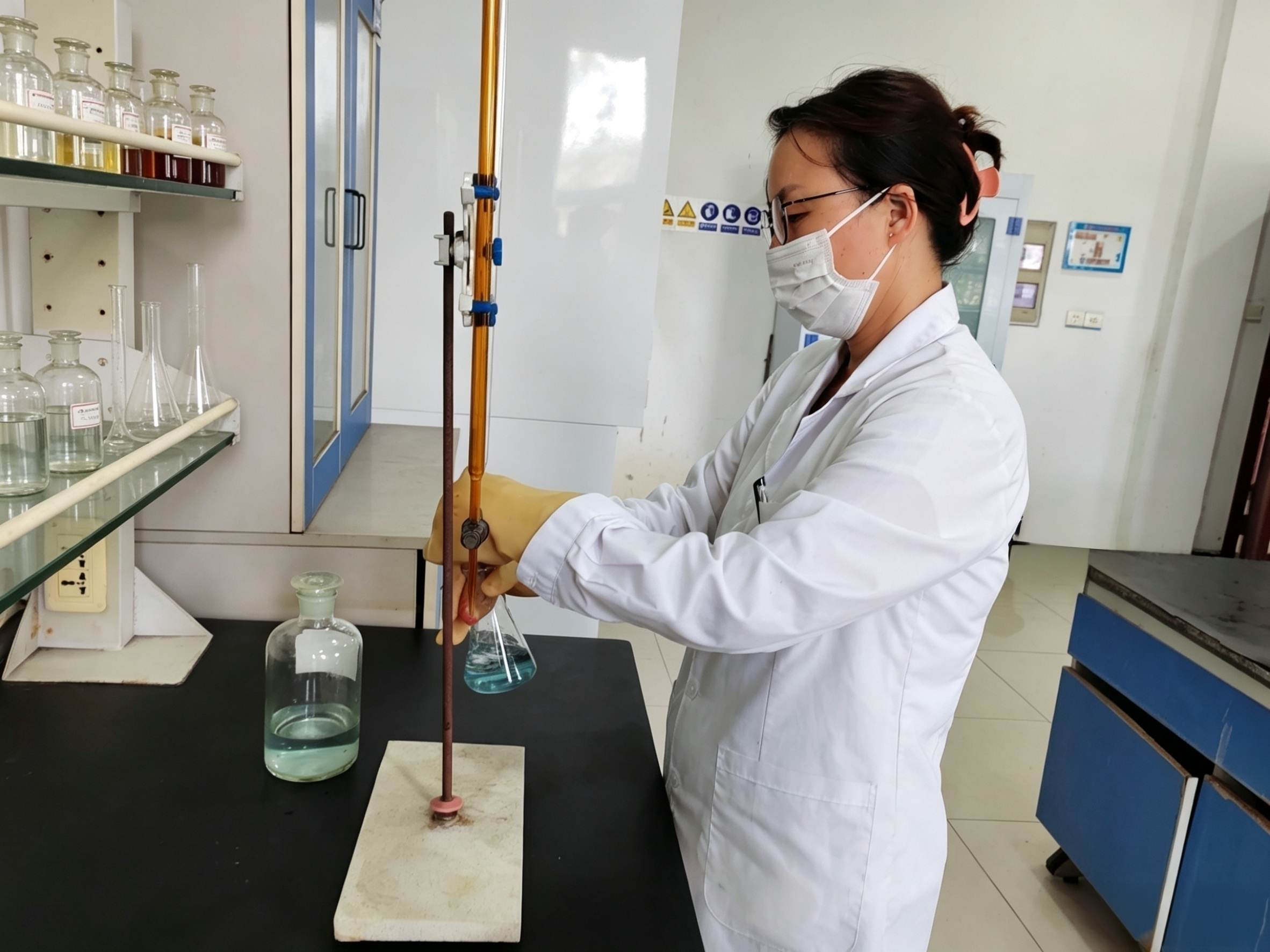 深耕化验守初心 精研匠心致细微 ——记化验分析作业区高级技师王青芳 深耕化验守初心 精研匠心致细微 ——记化验分析作业区高级技师王青芳