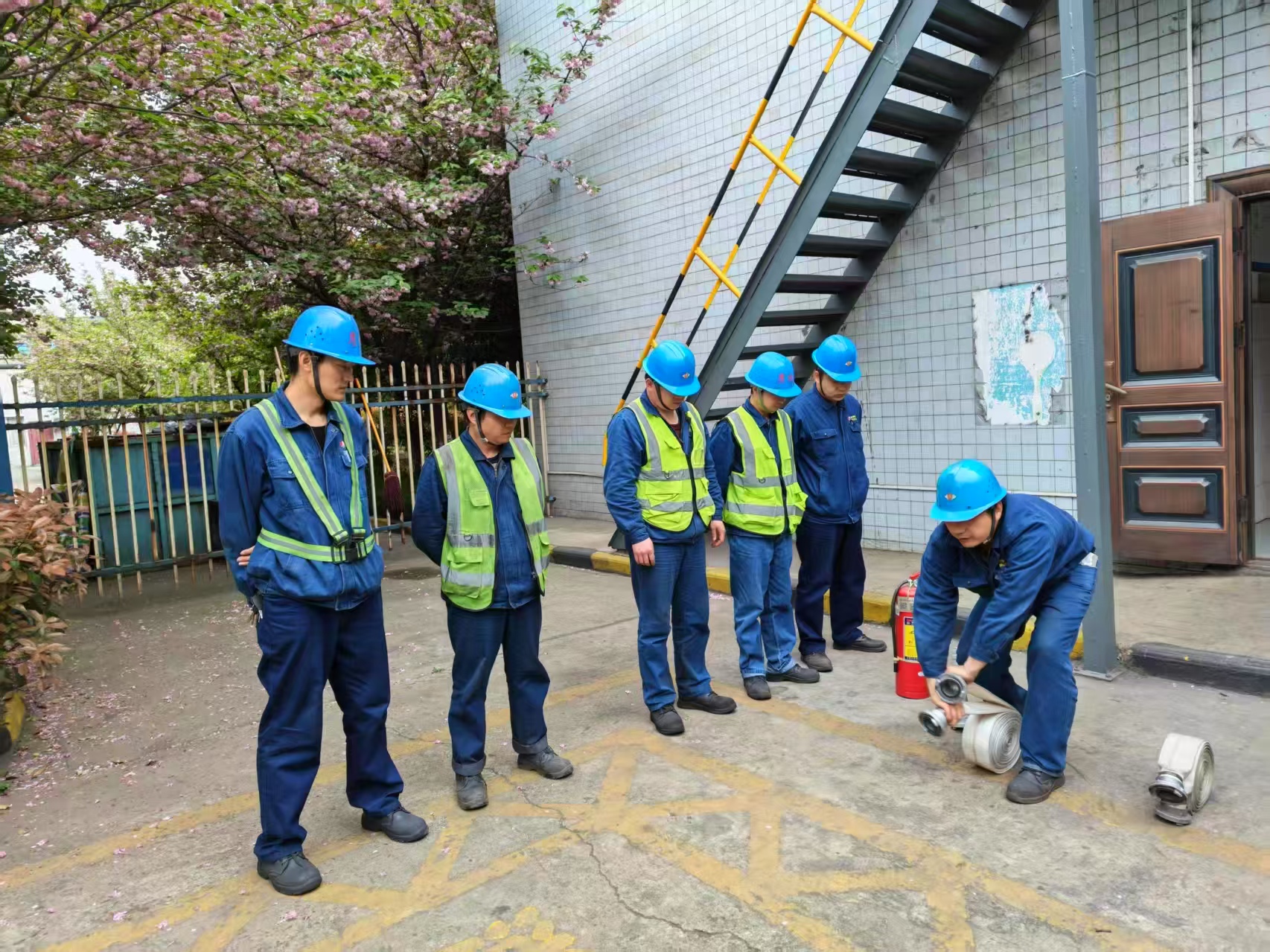 严守取样安全防线 筑牢原料监督根基 严守取样安全防线 筑牢原料监督根基
