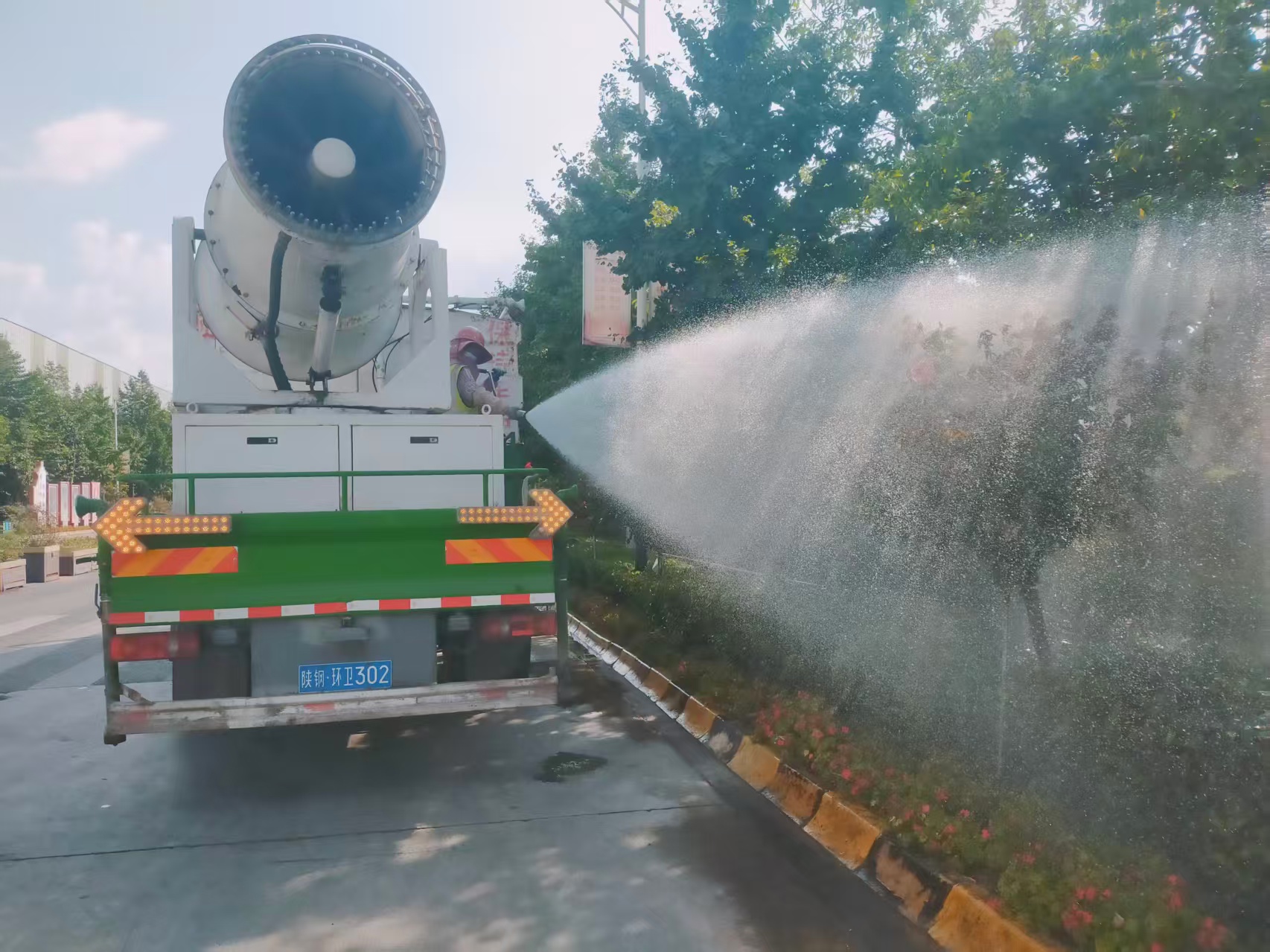 多管齐下战高温 精心护绿保苗木 多管齐下战高温 精心护绿保苗木