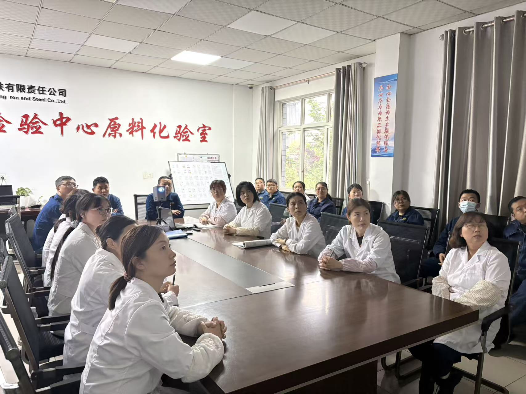 战高温 保安康 ——化验分析作业区防暑降温在行动
