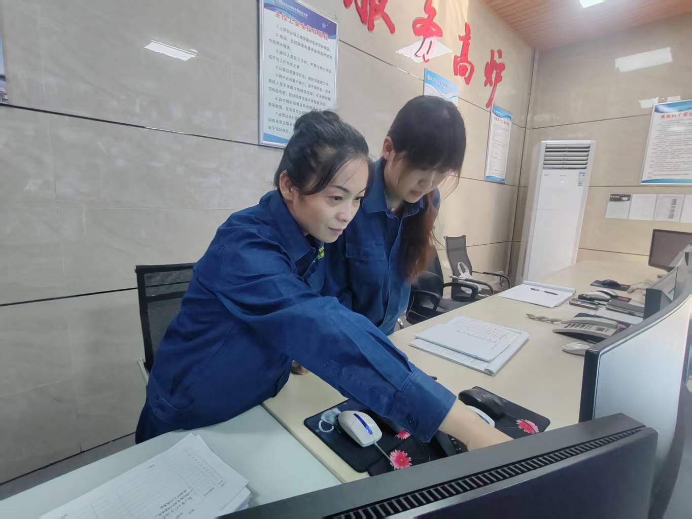 师徒传技!他们在铁前一线上演匠心接力 师徒传技!他们在铁前一线上演匠心接力