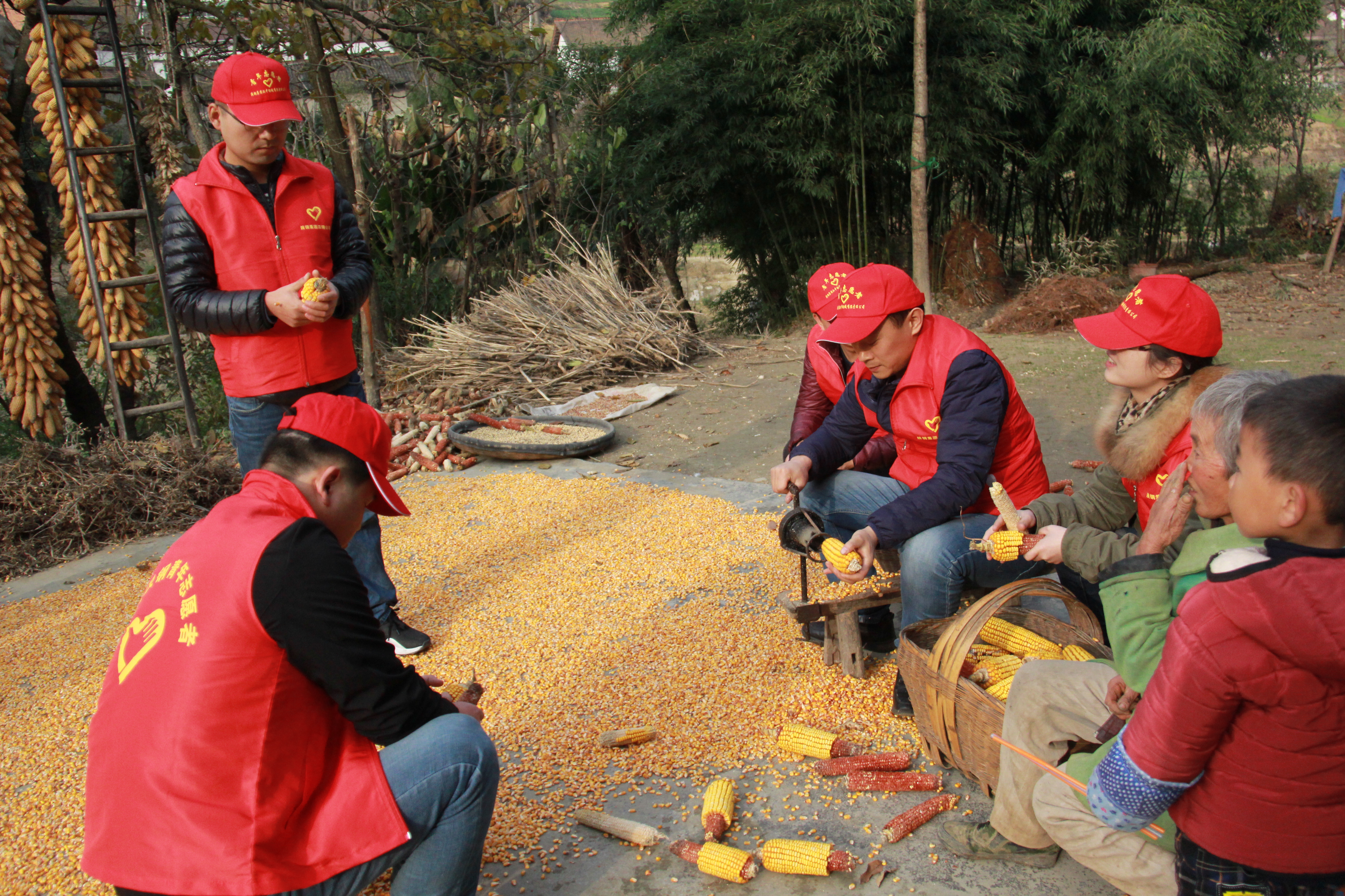 陕钢汉钢青年文明号开展“青春扶贫 爱心暖冬”活动
