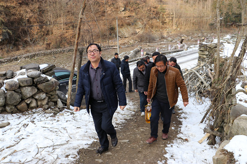 武军强一行深入扶贫帮扶点慰问