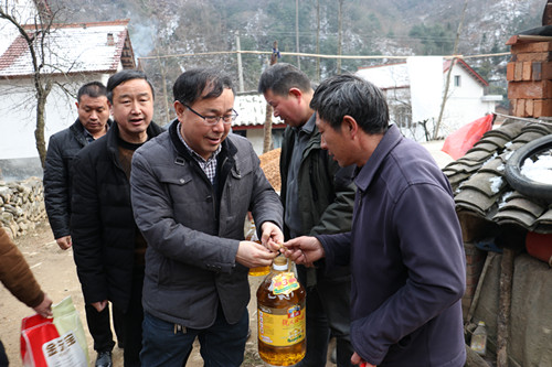 武军强一行深入扶贫帮扶点慰问