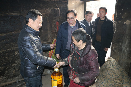 武军强一行深入扶贫帮扶点慰问