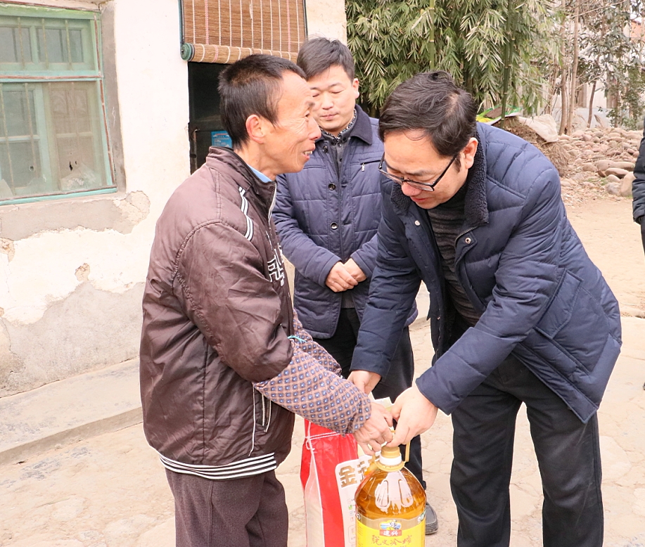 武军强一行到勉县黄罗营村扶贫慰问 武军强一行到勉县黄罗营村扶贫慰问