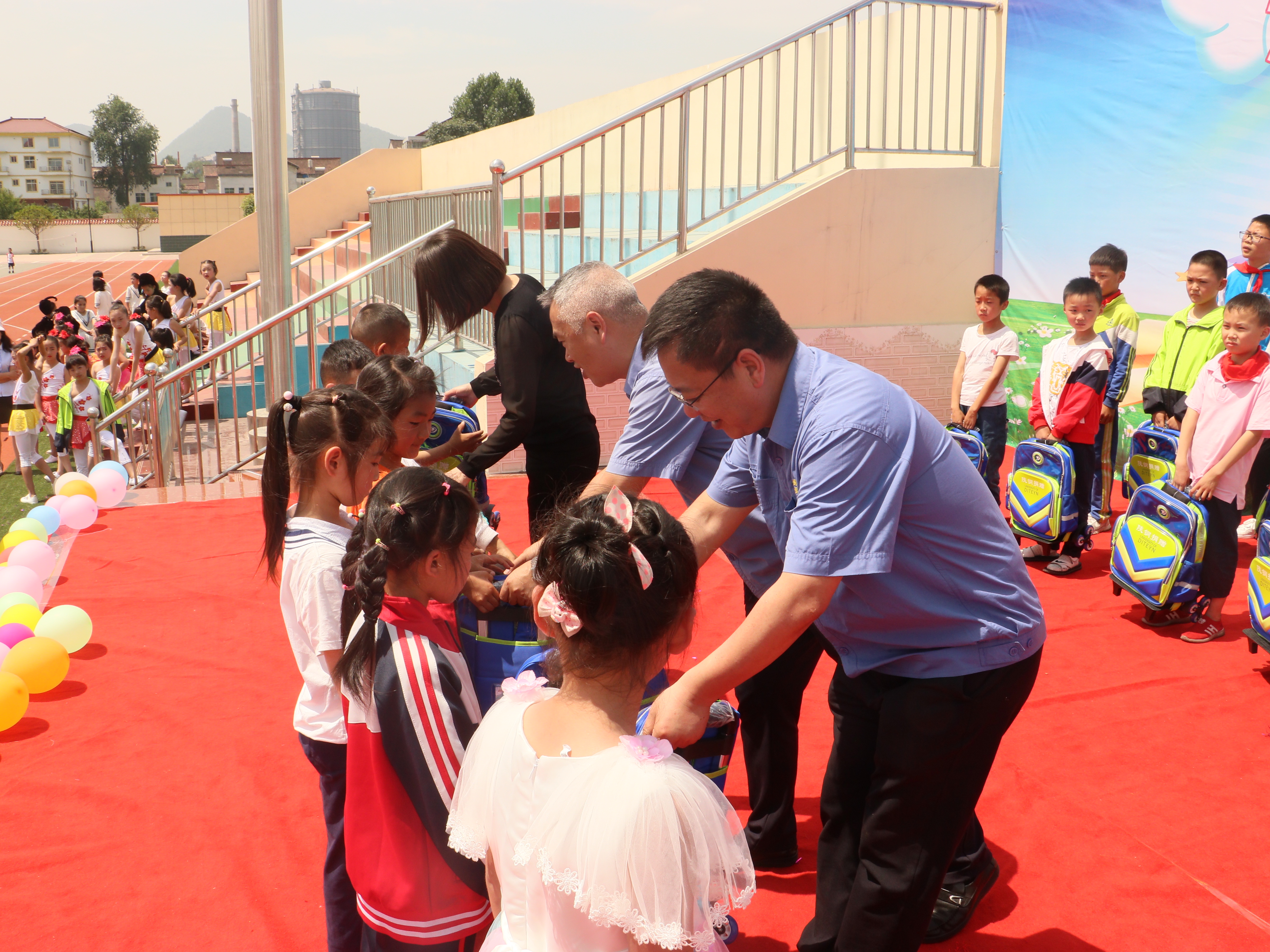 汉钢公司为勉县贫困户儿童捐赠爱心书包