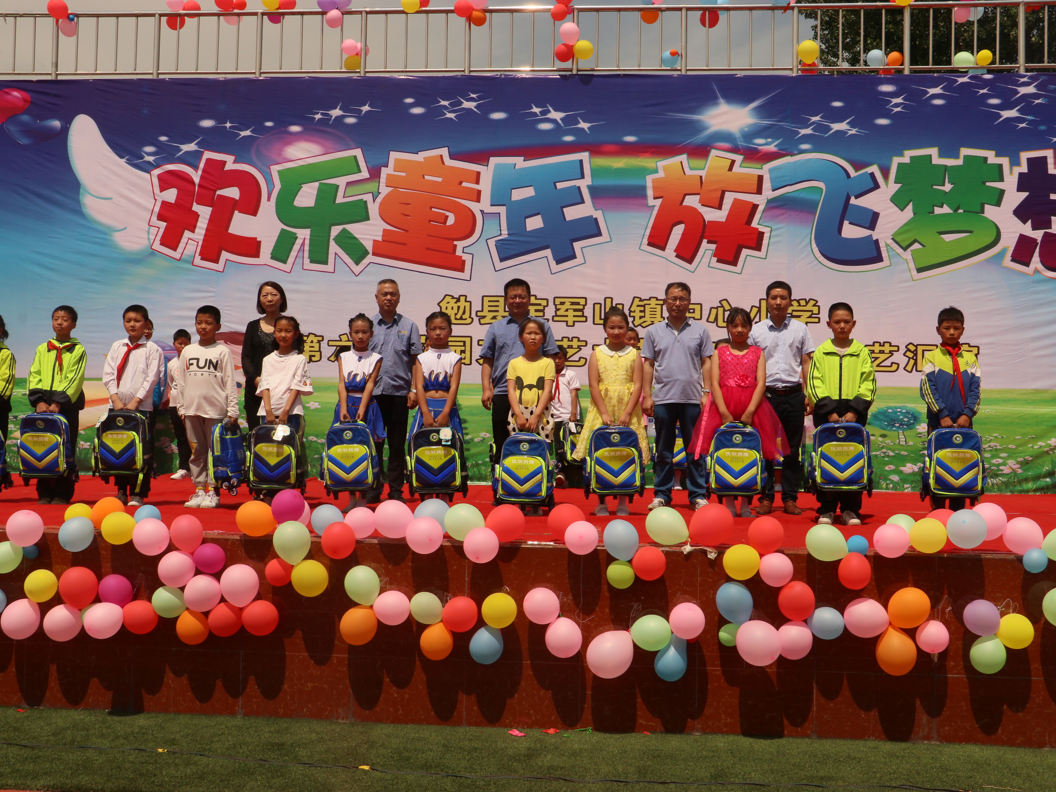 汉钢公司为勉县贫困户儿童捐赠爱心书包