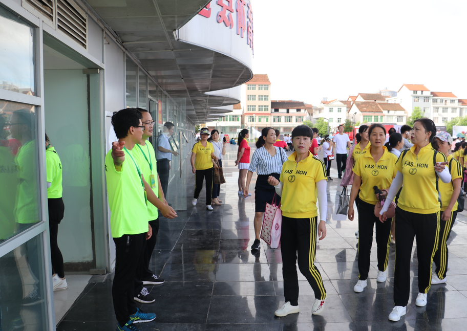 【团青动态】勉县第二届全民运动会上的“陕钢笑脸”