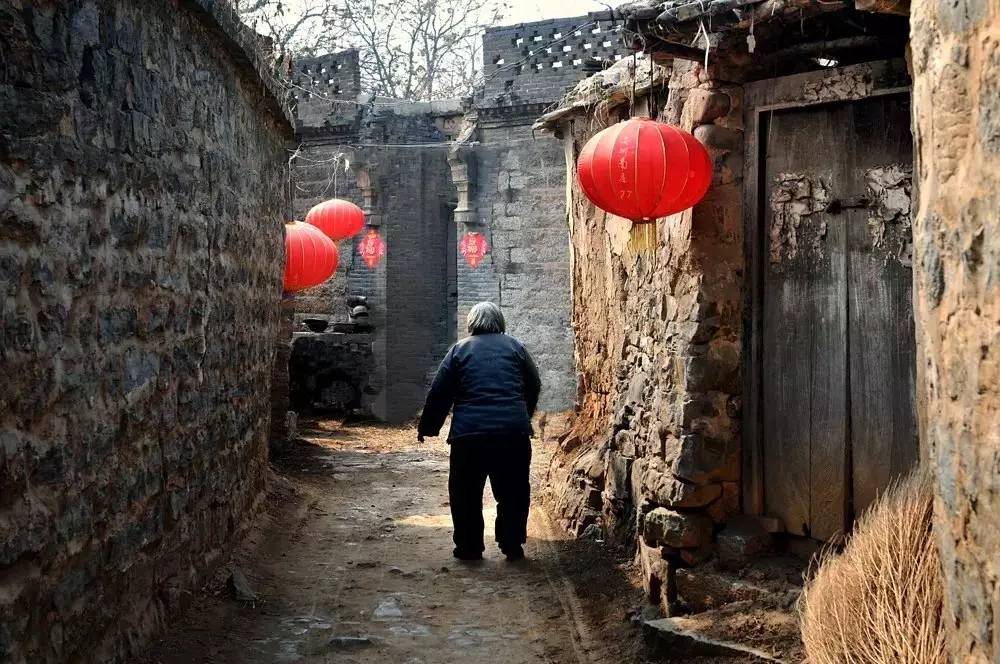 【钢城文苑】女本柔弱  为母则刚