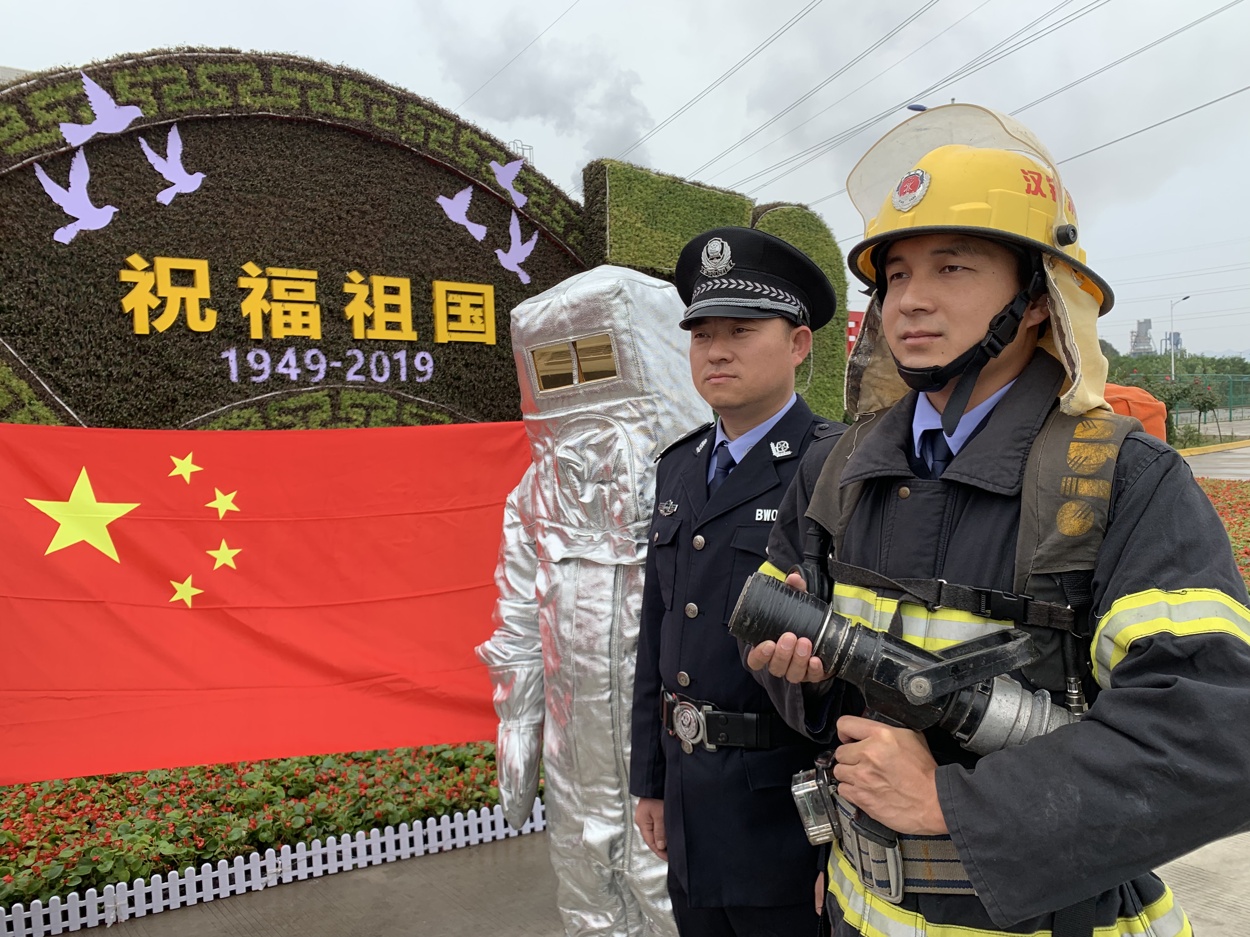 【钢城文苑】我用忠诚 护您长安 祝福祖国 繁荣昌盛