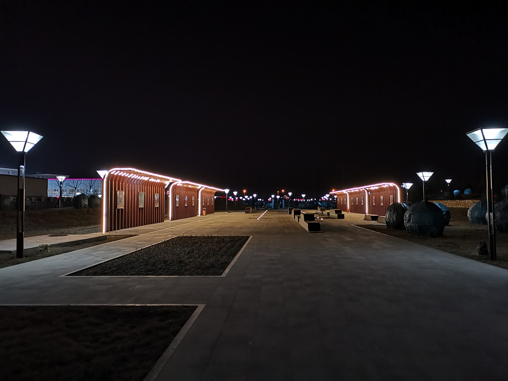 【钢城文苑】黑暗里的“不夜城” 【钢城文苑】黑暗里的“不夜城”