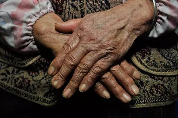 【钢城文苑】母亲的手 【钢城文苑】母亲的手