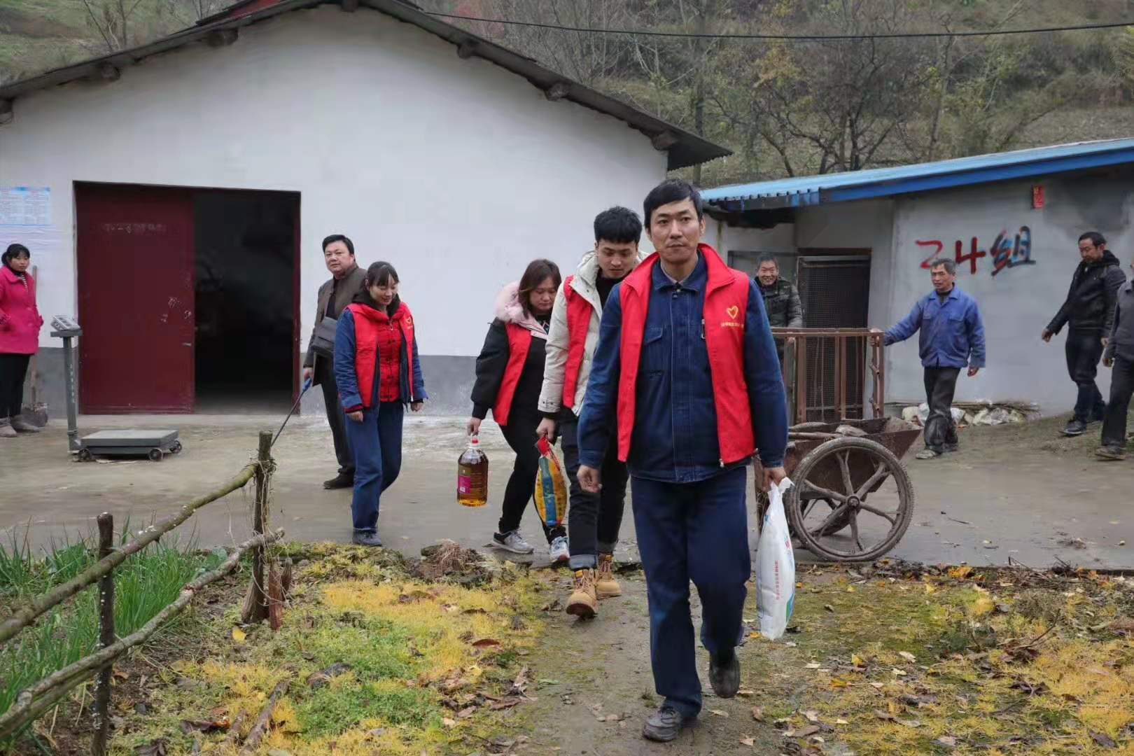 【团情动态】陕钢汉钢青年文明号开展“青春扶贫 爱心暖冬”活动